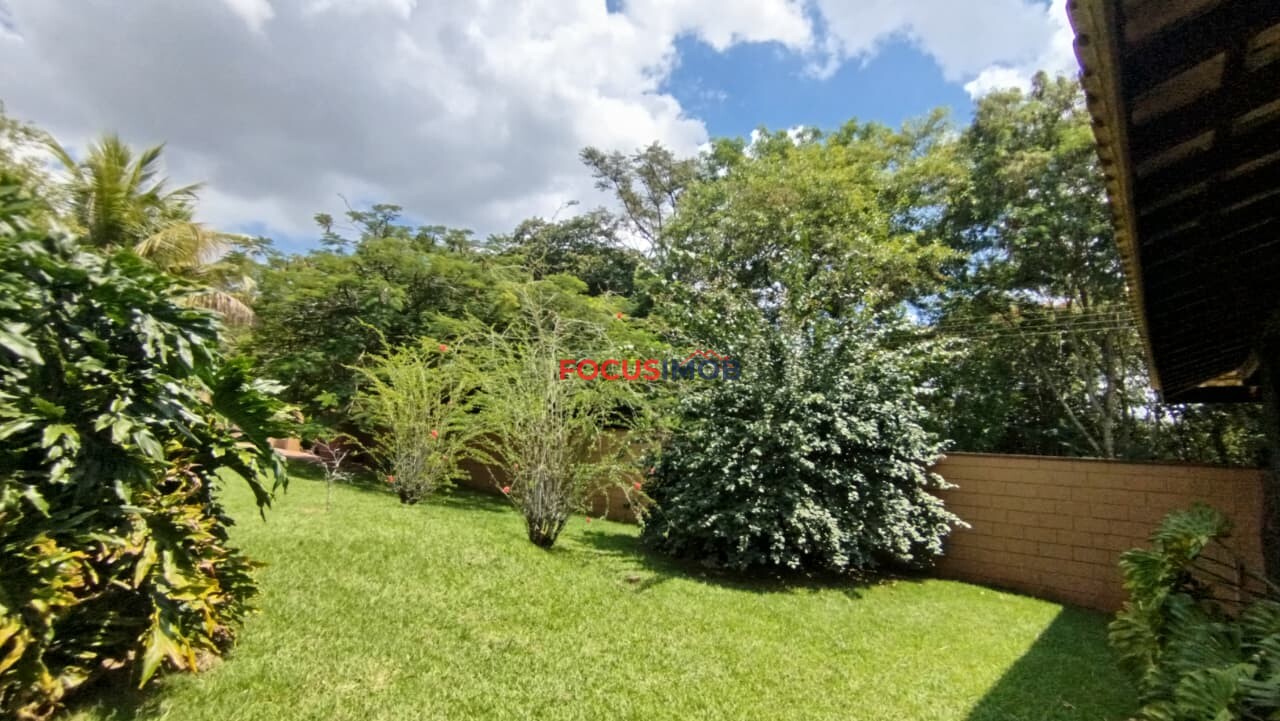 Chácara escriturada de 2.000m2 com casa ampla em condomínio fechado