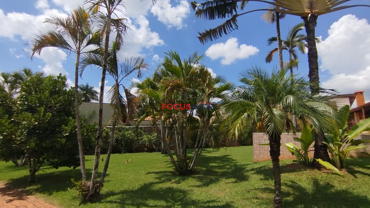 Chácara escriturada de 2.000m2 com casa ampla em condomínio fechado