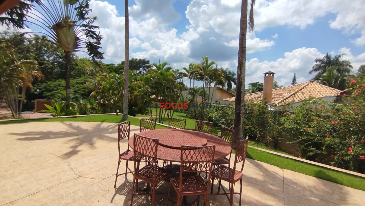 Chácara escriturada de 2.000m2 com casa ampla em condomínio fechado