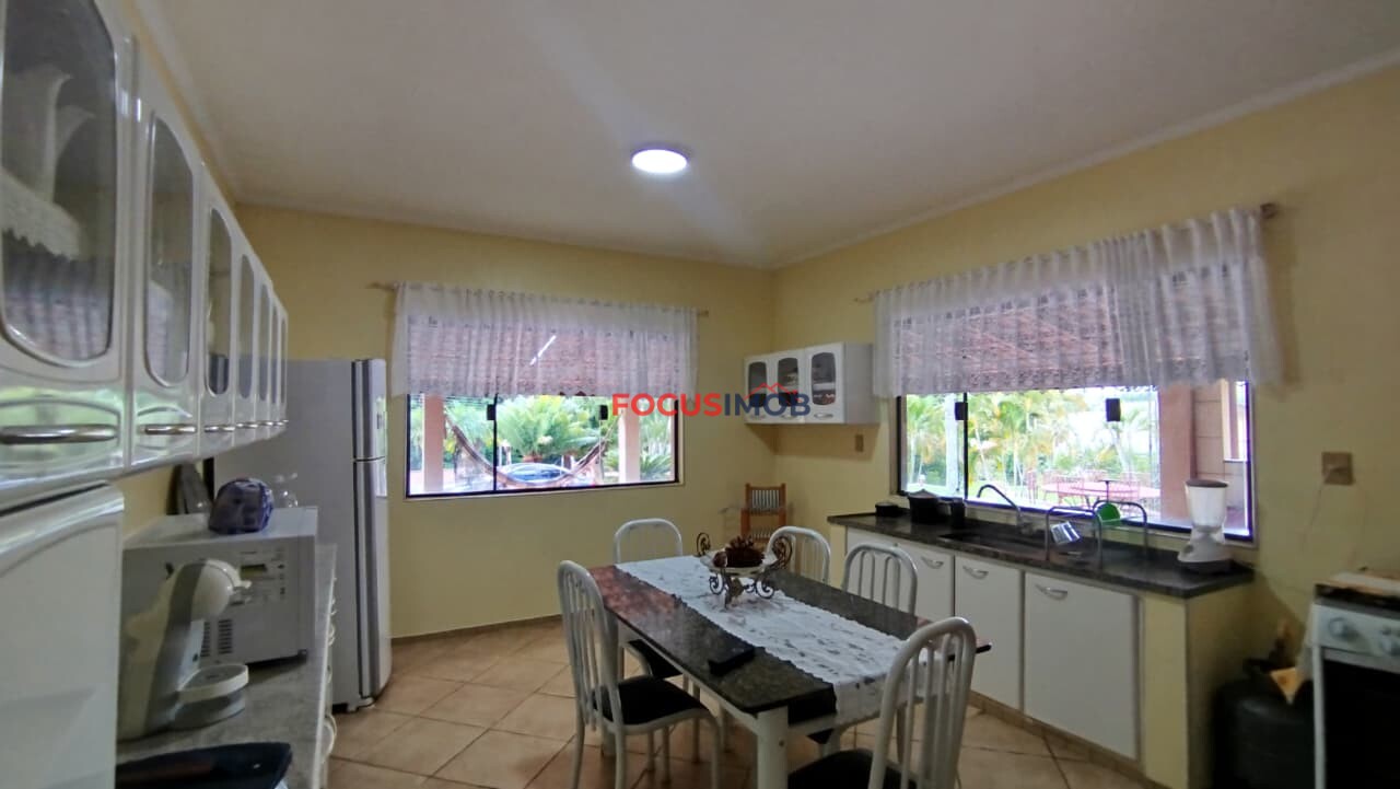 Chácara escriturada de 2.000m2 com casa ampla em condomínio fechado