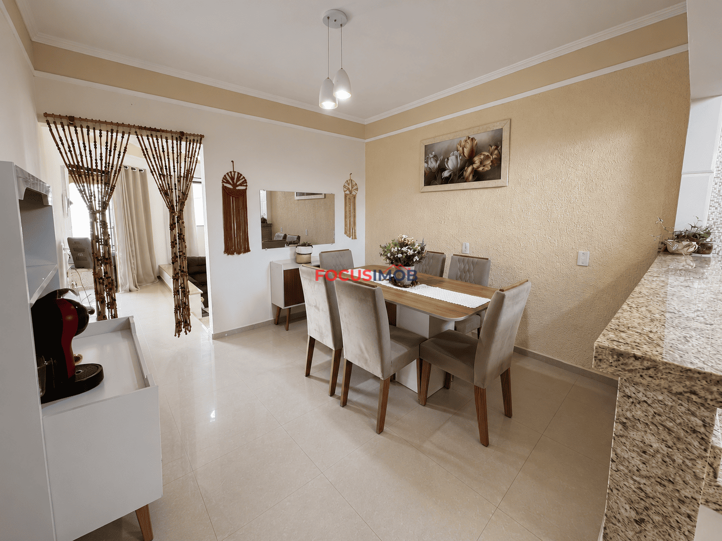 Casa à Venda com 3 Dormitórios, Suíte, Churrasqueira e Ponto Comercial