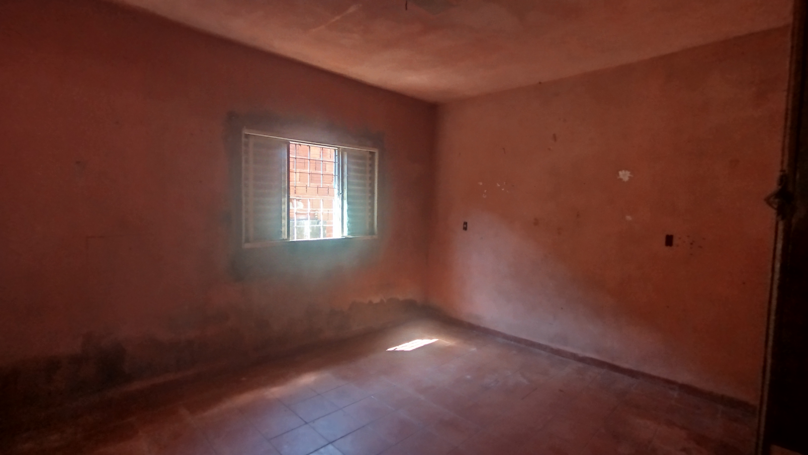 Terreno com casa antiga para reforma ou demolição em rua principal do Jd Novo II