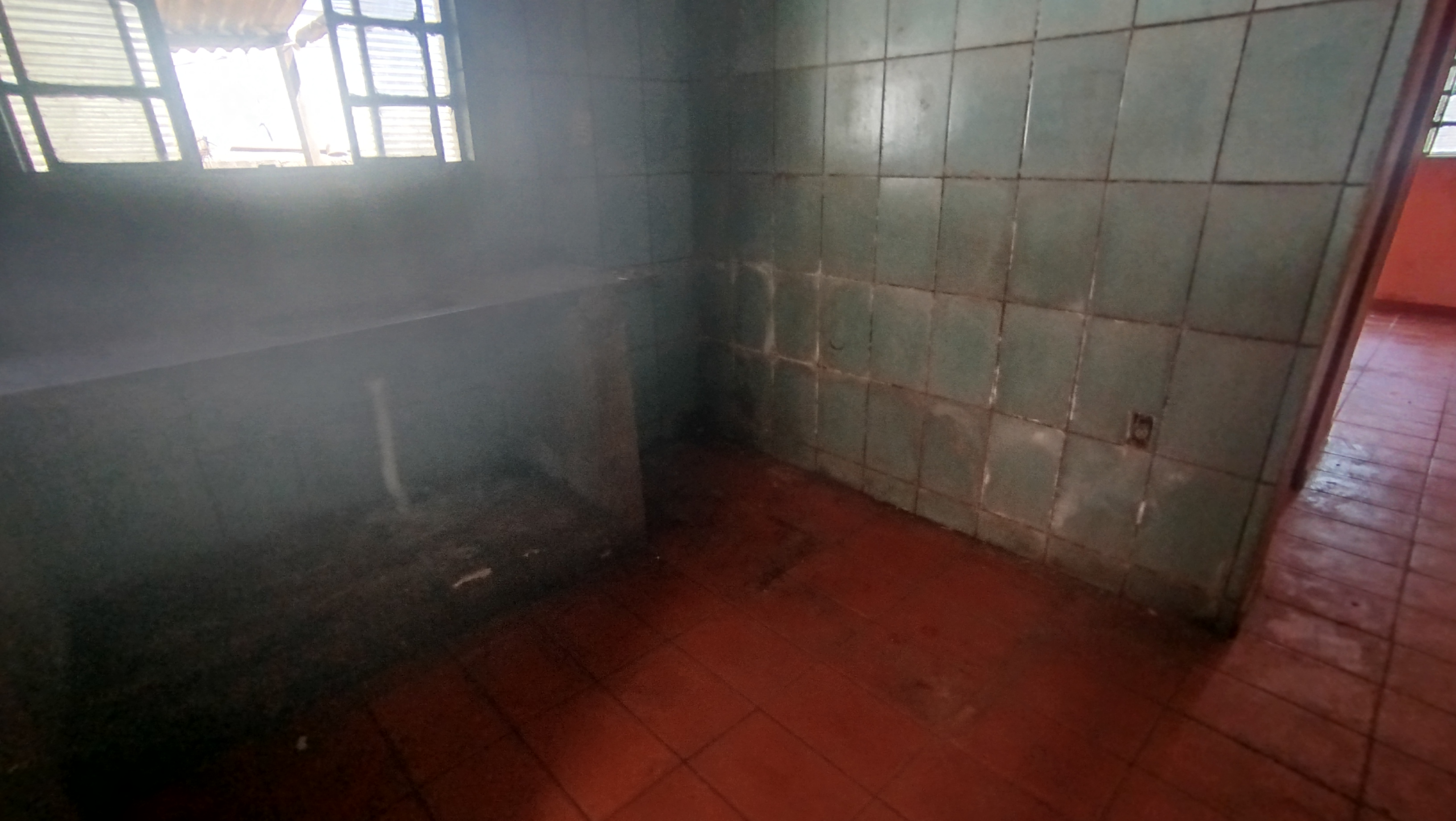 Terreno com casa antiga para reforma ou demolição em rua principal do Jd Novo II