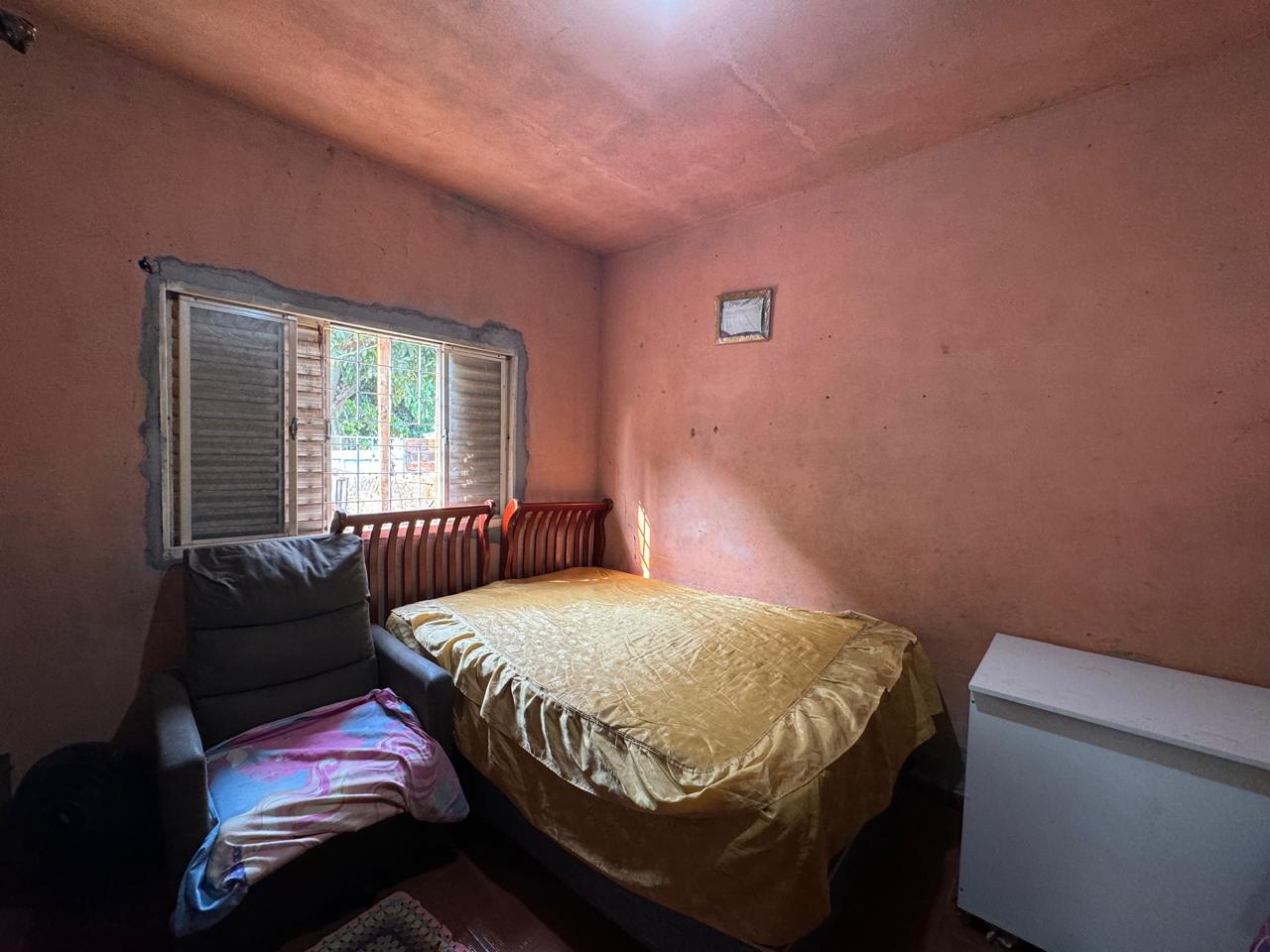 Terreno com casa antiga para reforma ou demolição em rua principal do Jd Novo II