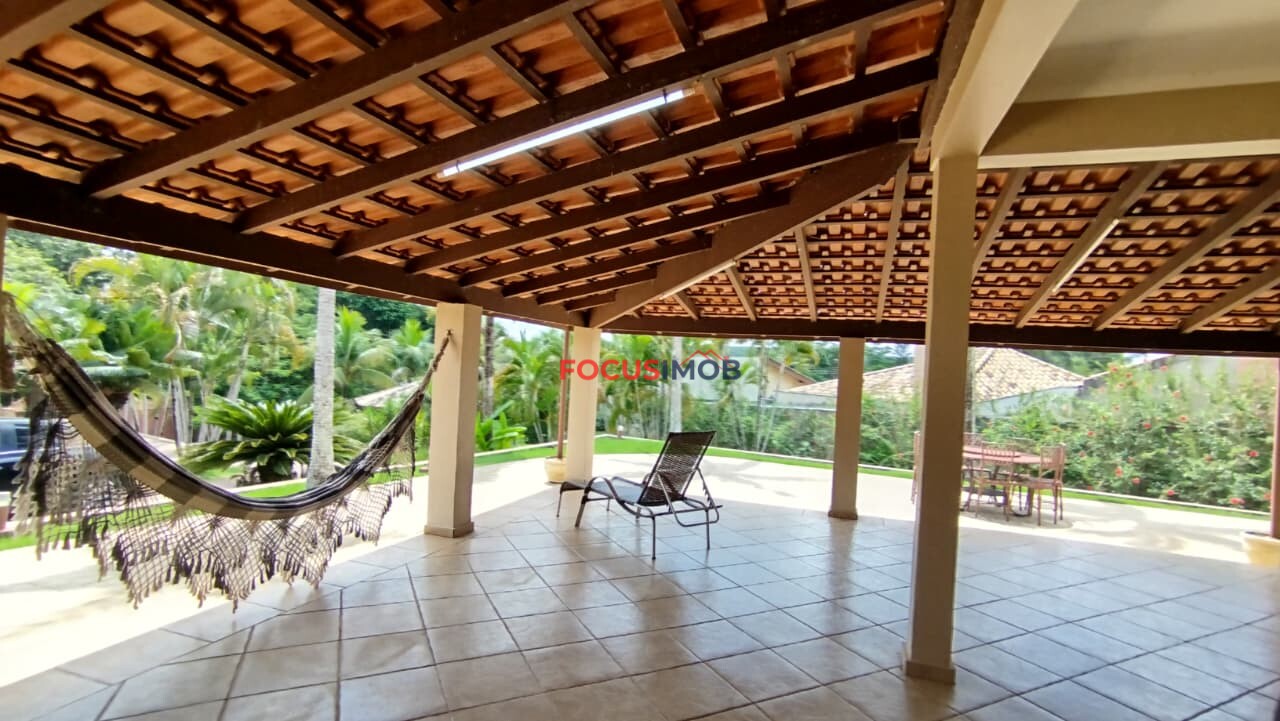 Chácara escriturada de 2.000m2 com casa ampla em condomínio fechado