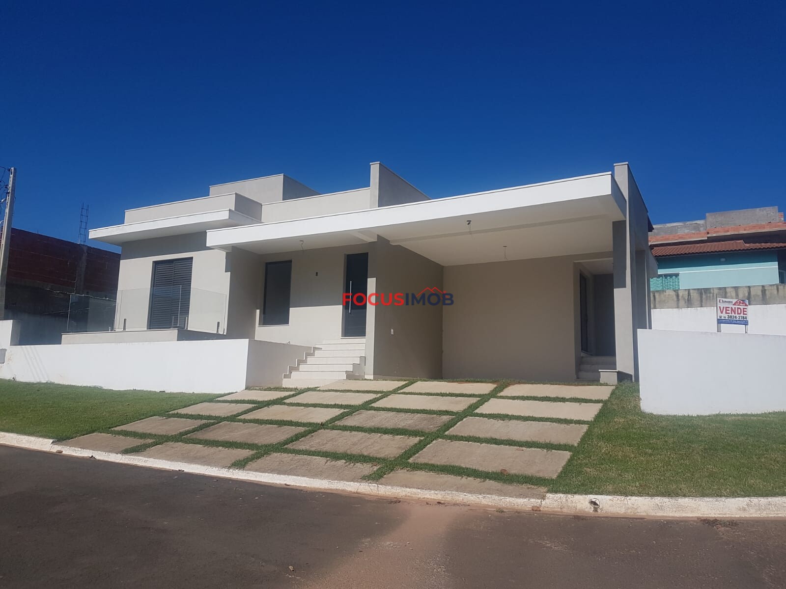 VENDO RESIDÊNCIA MODERNA E NOVA LOCALIZADA NUM LOTEAMENTO FECHADO