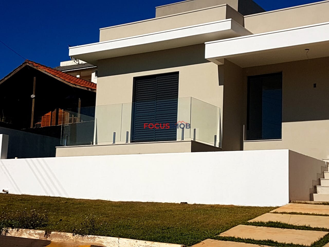 VENDO RESIDÊNCIA MODERNA E NOVA LOCALIZADA NUM LOTEAMENTO FECHADO