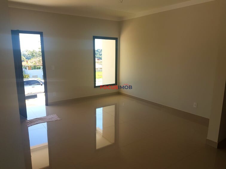 VENDO RESIDÊNCIA MODERNA E NOVA LOCALIZADA NUM LOTEAMENTO FECHADO