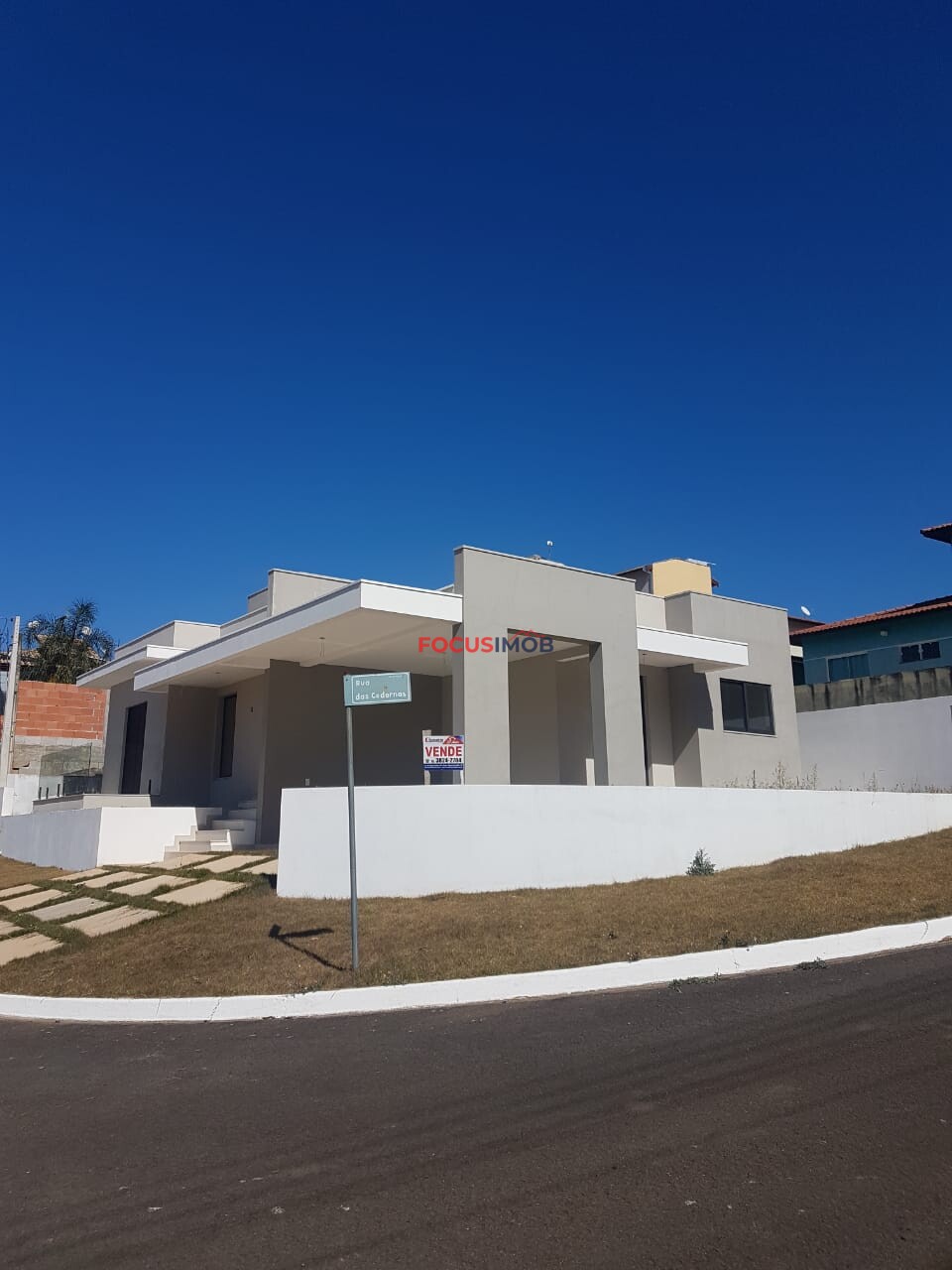 VENDO RESIDÊNCIA MODERNA E NOVA LOCALIZADA NUM LOTEAMENTO FECHADO