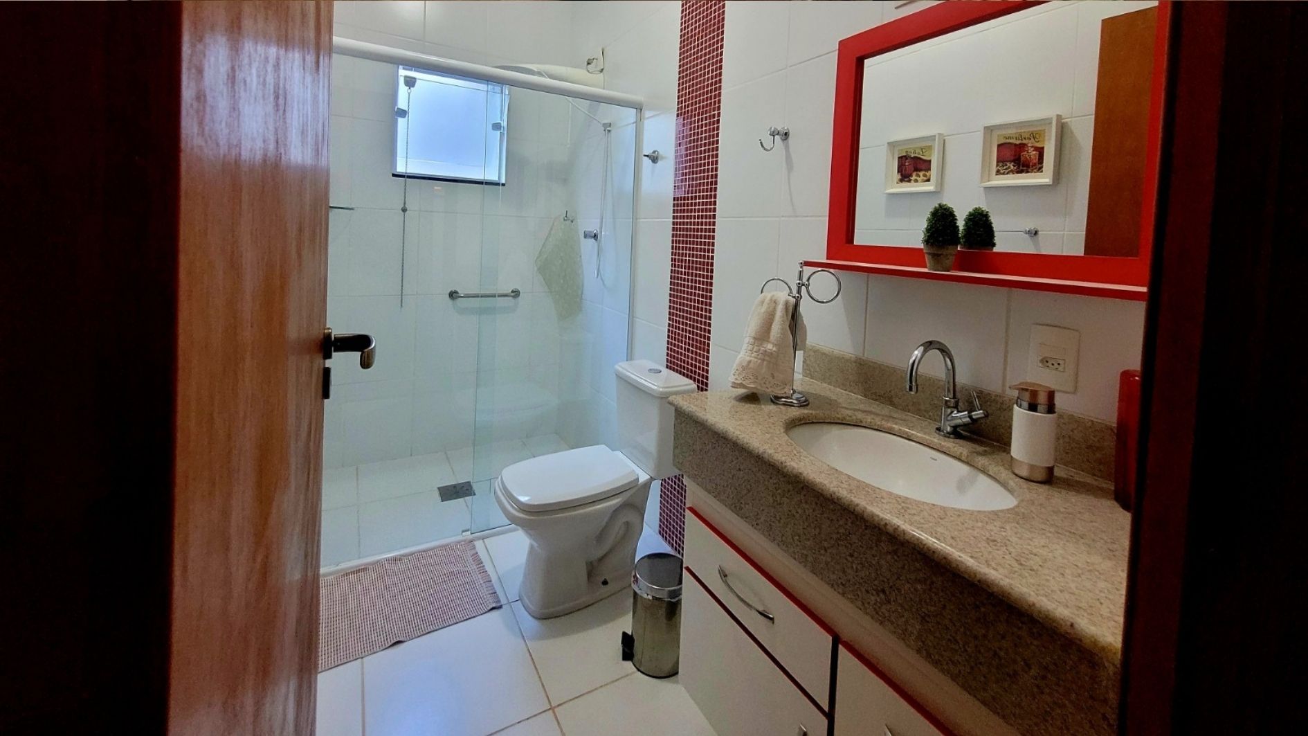 Linda Residência de Alto Padrão, a 1km do centro da cidade de Águas de Lindoia - SP