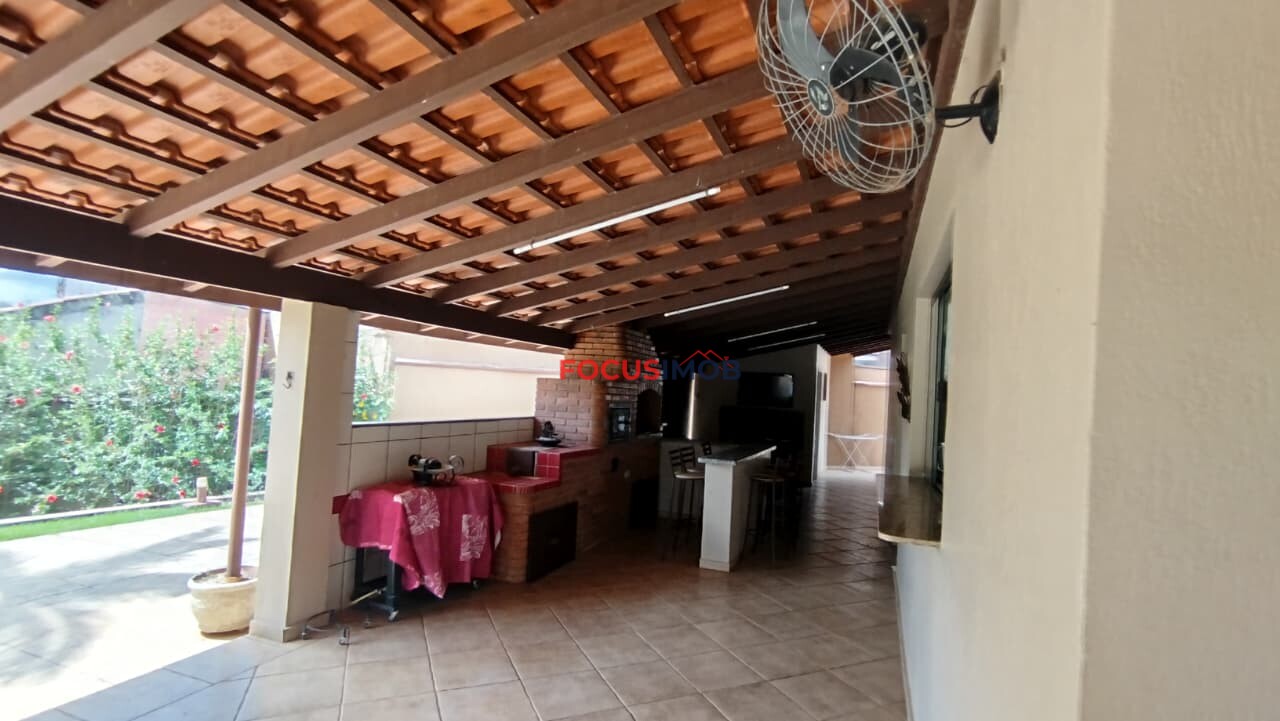 Chácara escriturada de 2.000m2 com casa ampla em condomínio fechado