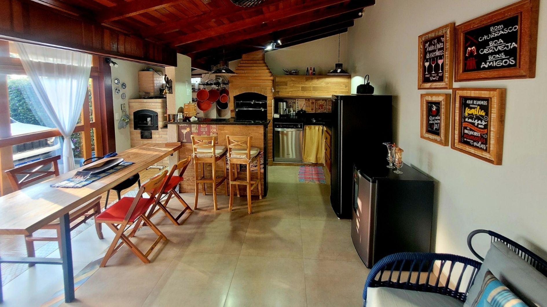 Linda Residência de Alto Padrão, a 1km do centro da cidade de Águas de Lindoia - SP