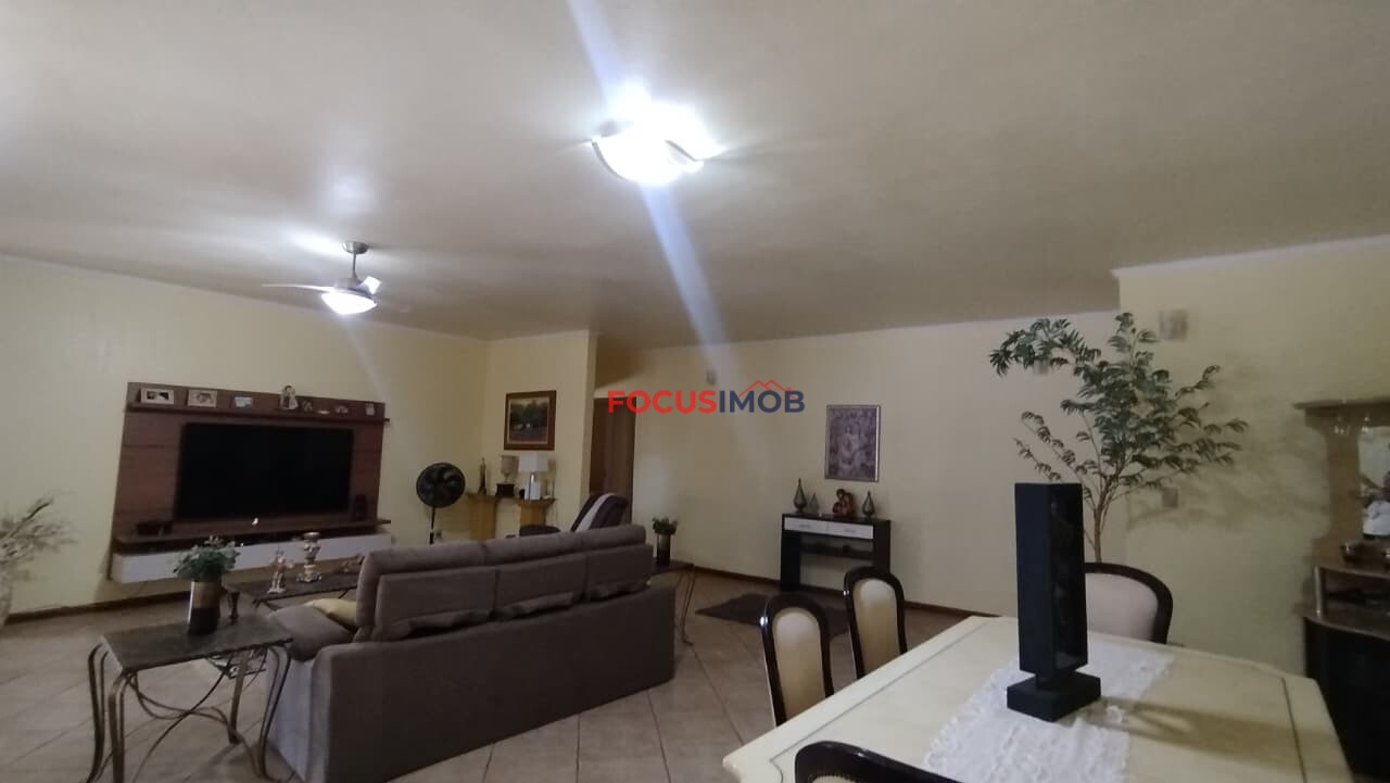 Chácara escriturada de 2.000m2 com casa ampla em condomínio fechado