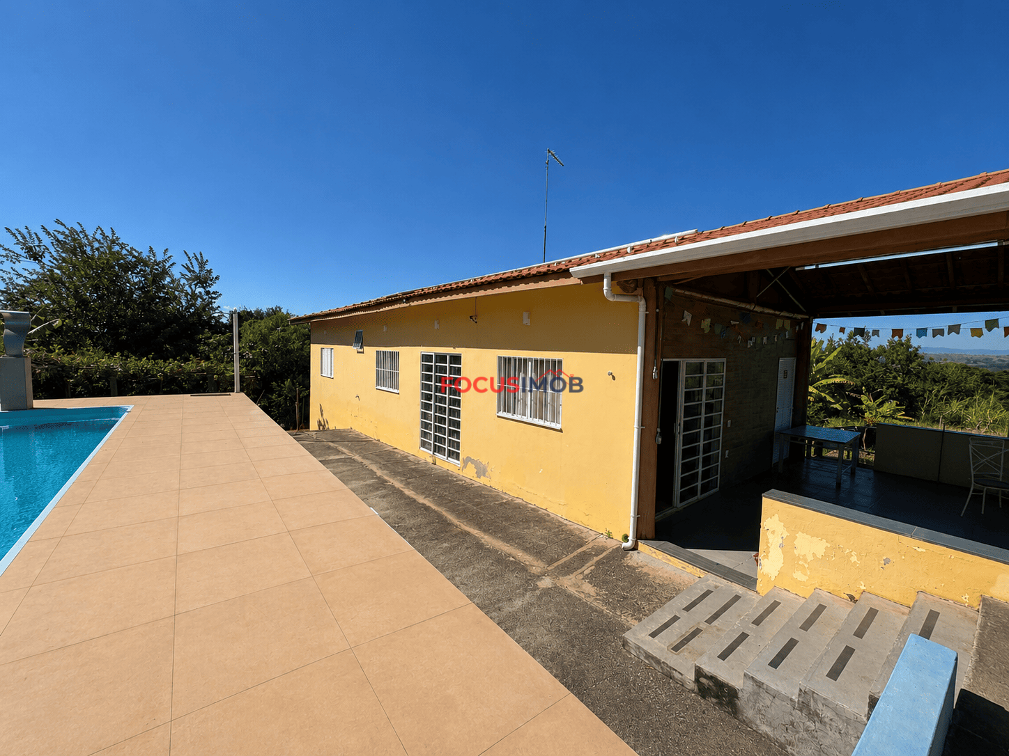 Chácara Completa com 2.000 m², Casas, Piscina e Energia Solar – Porteira Fechada