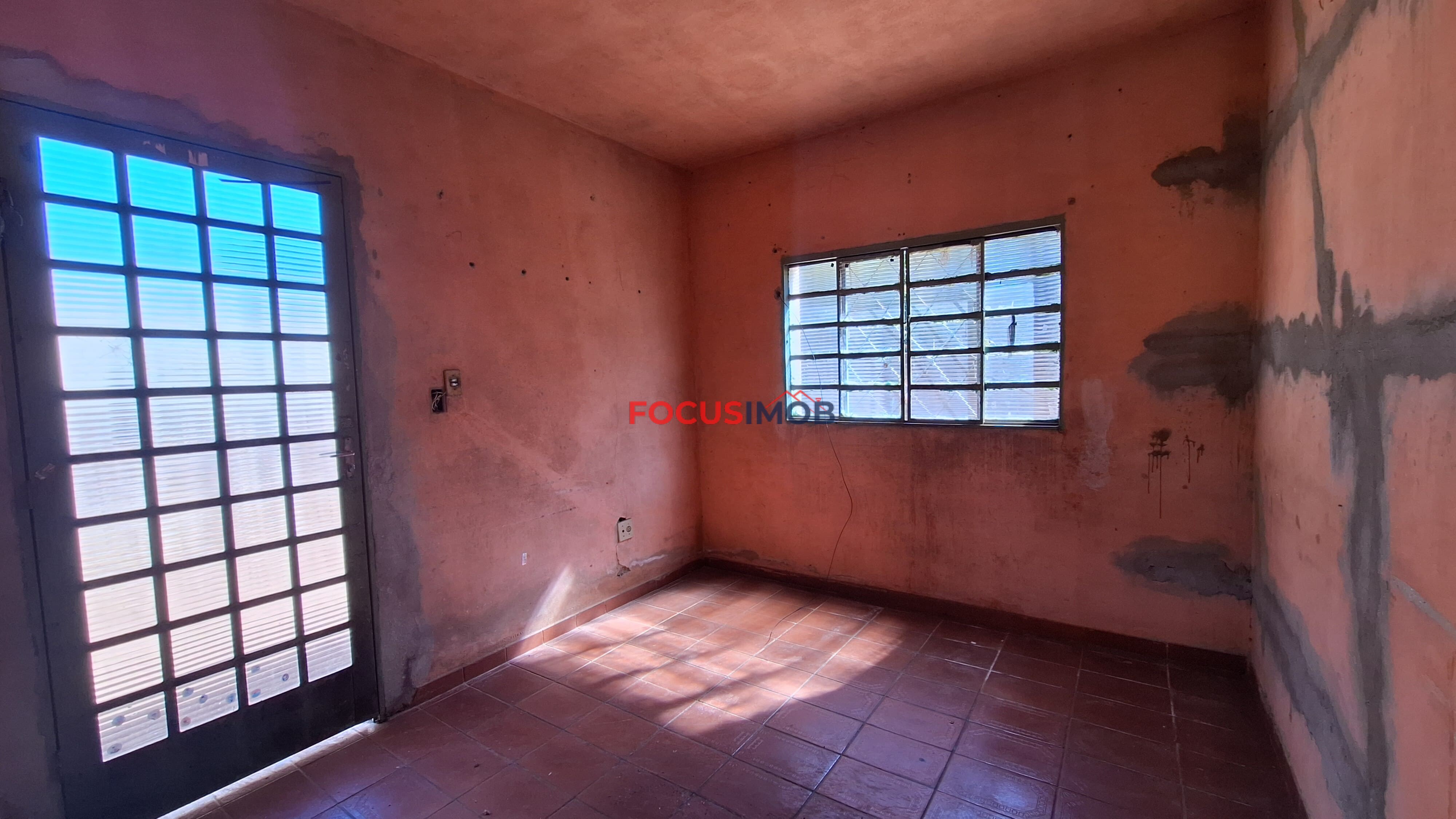 Terreno com casa antiga para reforma ou demolição em rua principal do Jd Novo II