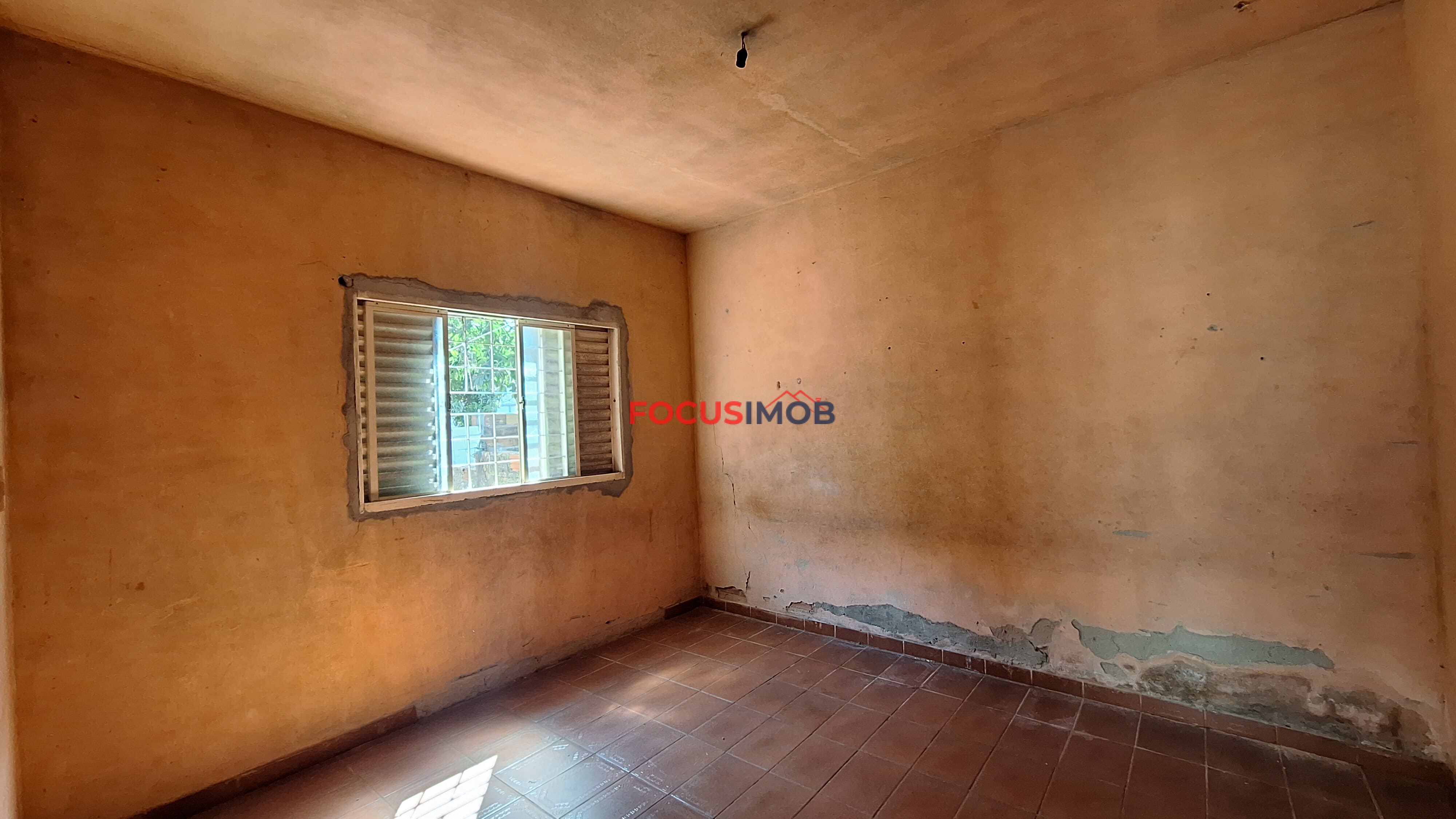 Terreno com casa antiga para reforma ou demolição em rua principal do Jd Novo II