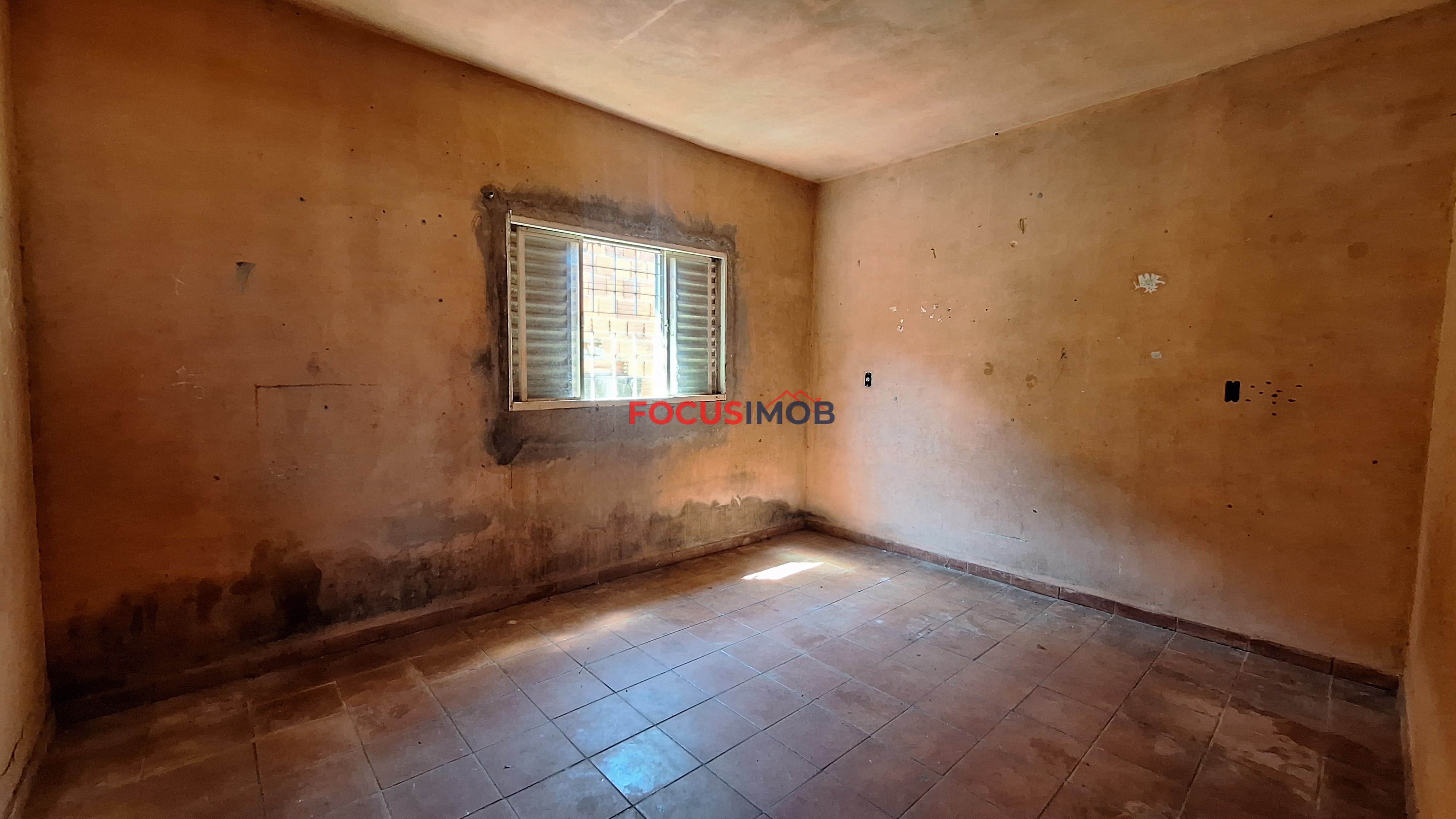 Terreno com casa antiga para reforma ou demolição em rua principal do Jd Novo II