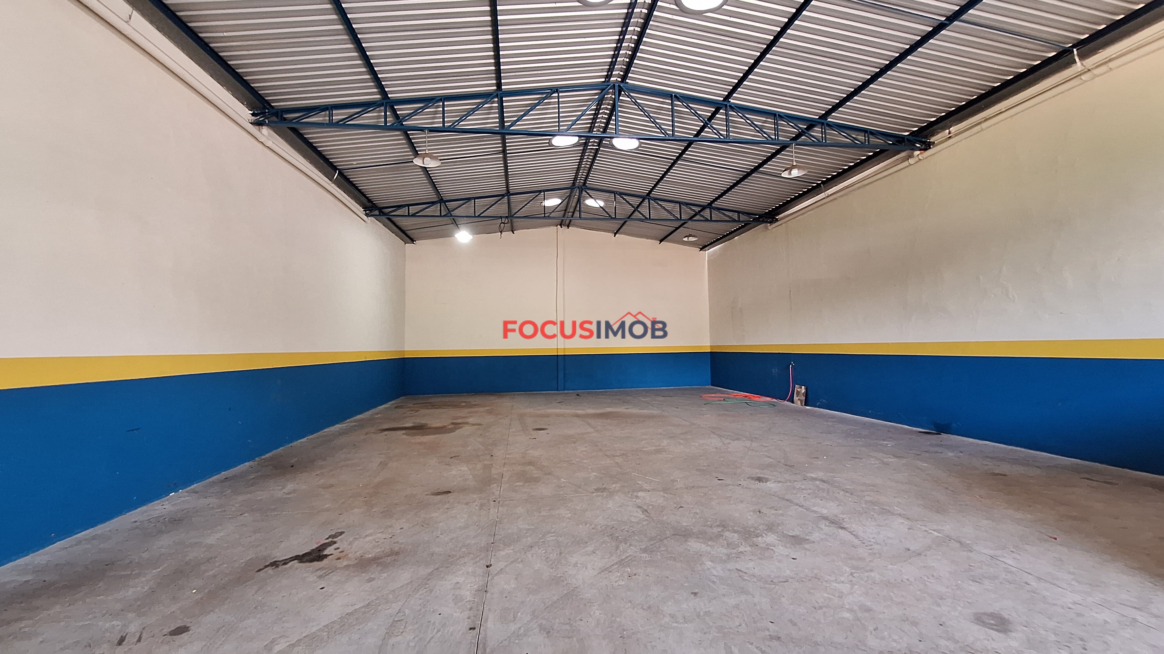 Barracão Comercial para Alugar com 277 m² e Estacionamento Frontal