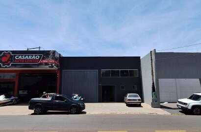 Barracão Comercial para Alugar com 277 m² e Estacionamento Frontal