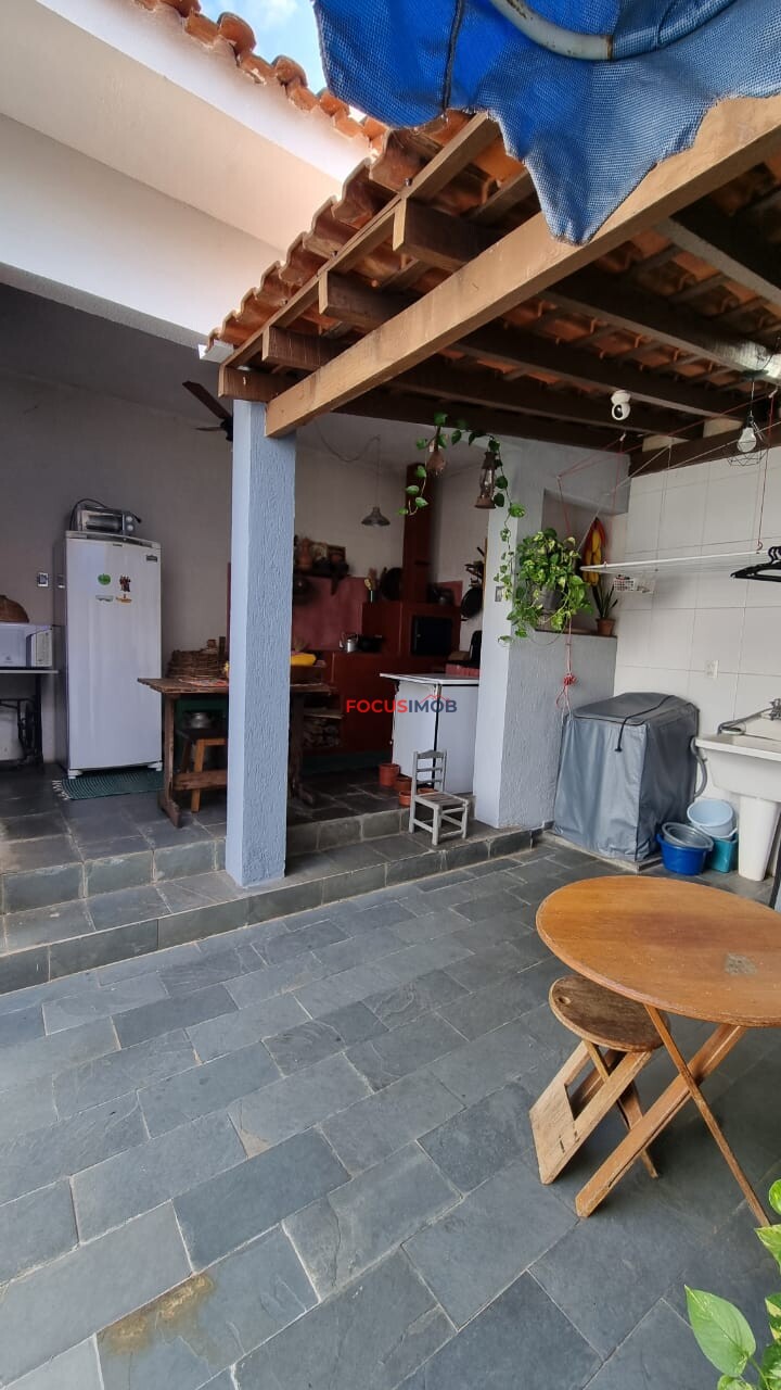 Excelente Imóvel com 3 Dormitórios Próximo ao Centro, Completa com Espaço Gourmet e Quintal