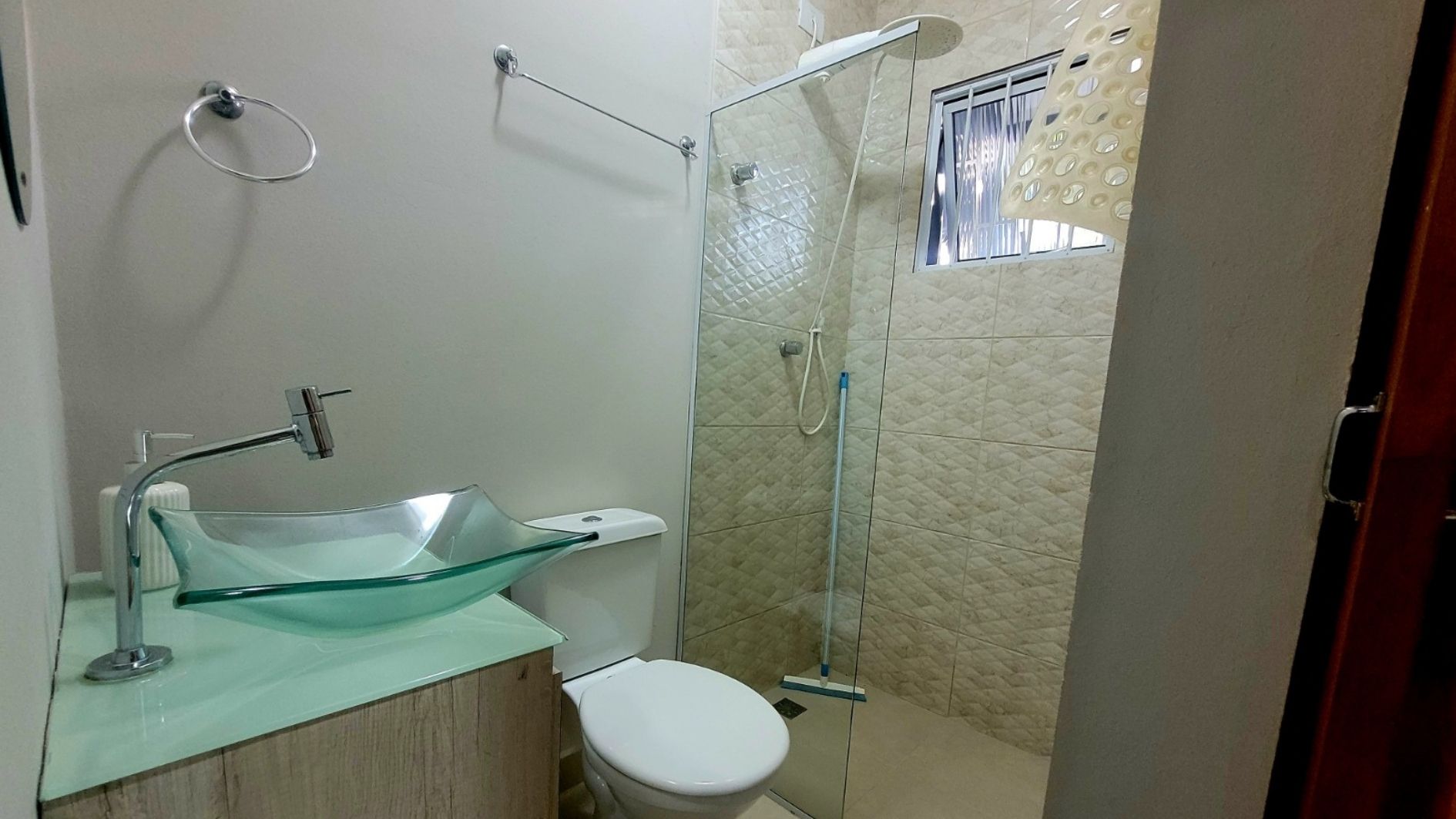 Linda Residência de Alto Padrão, a 1km do centro da cidade de Águas de Lindoia - SP