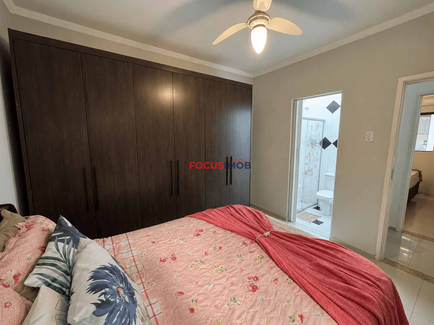 Casa à Venda com 3 Dormitórios, Suíte, Churrasqueira e Ponto Comercial