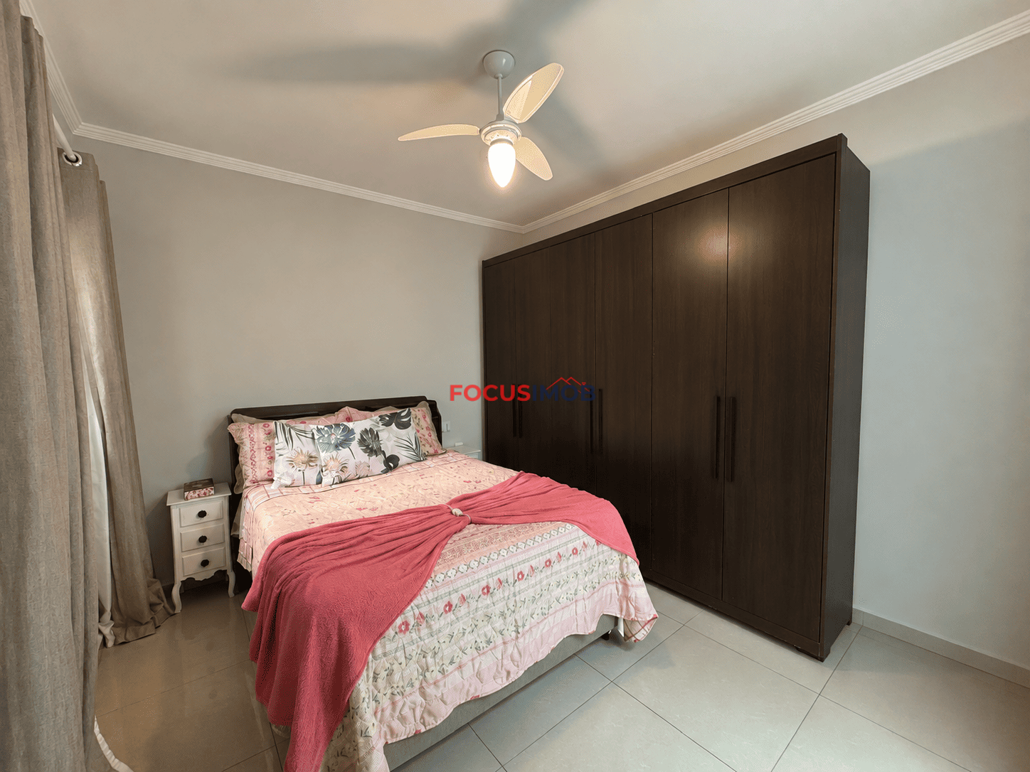 Casa à Venda com 3 Dormitórios, Suíte, Churrasqueira e Ponto Comercial