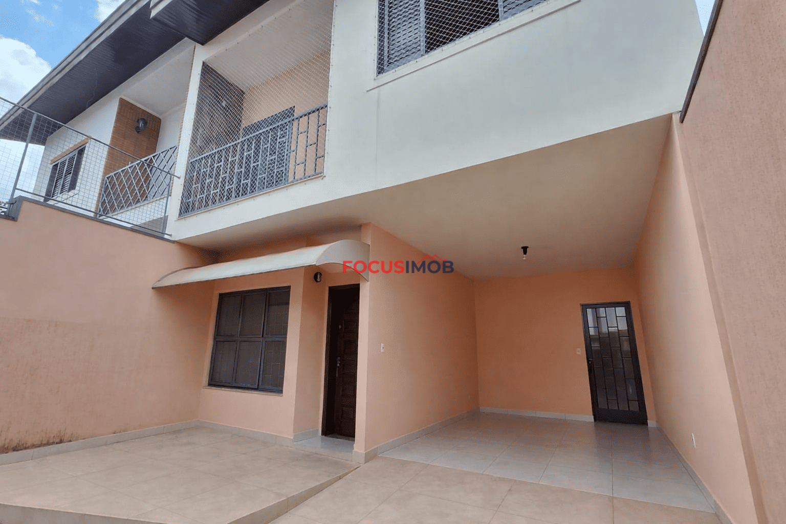 Lindo Sobrado à Venda – Conforto, Espaço e Excelente Localização!