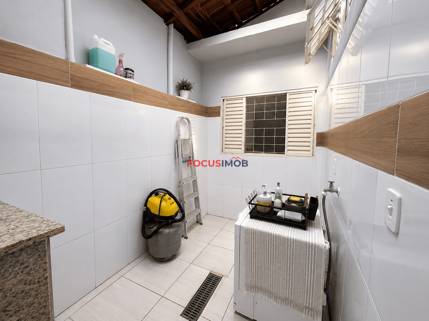 Casa à Venda com 3 Dormitórios, Suíte, Churrasqueira e Ponto Comercial