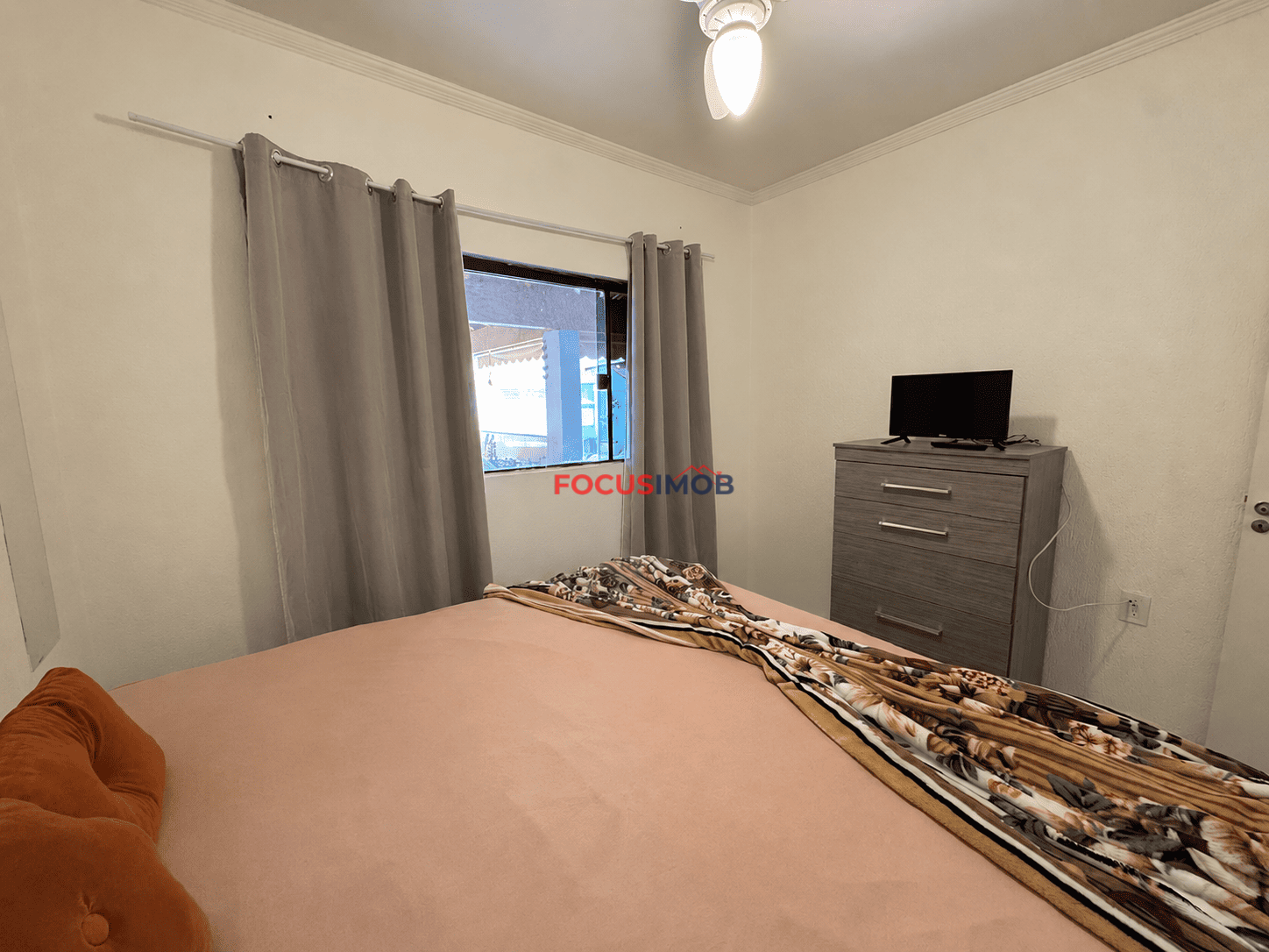 Casa à Venda com 3 Dormitórios, Suíte, Churrasqueira e Ponto Comercial