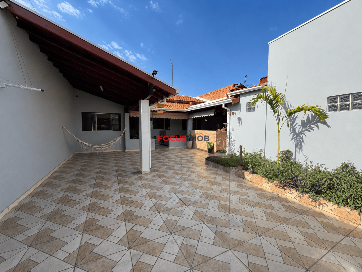 Casa à Venda com 3 Dormitórios, Suíte, Churrasqueira e Ponto Comercial