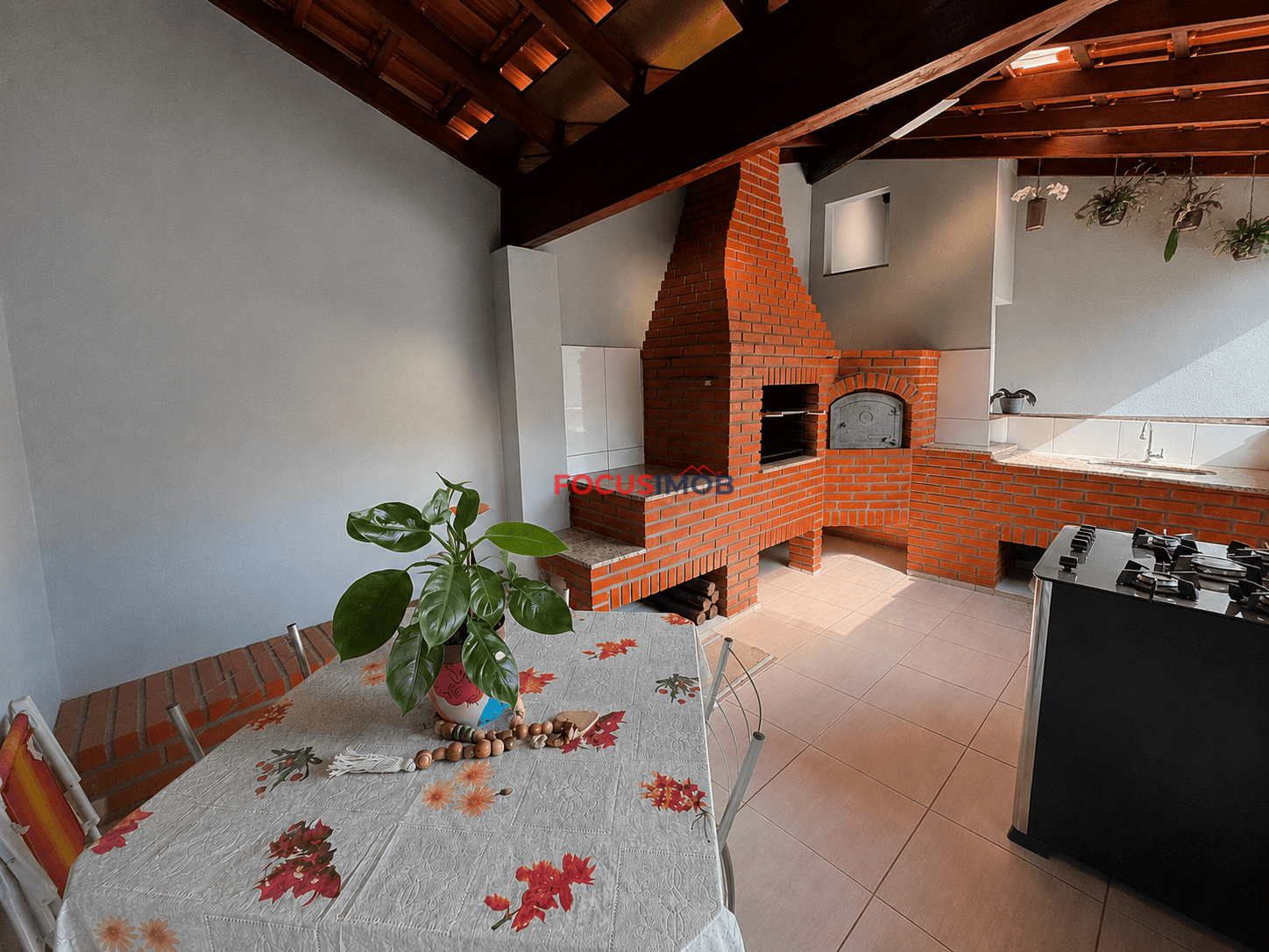 Casa à Venda com 3 Dormitórios, Suíte, Churrasqueira e Ponto Comercial