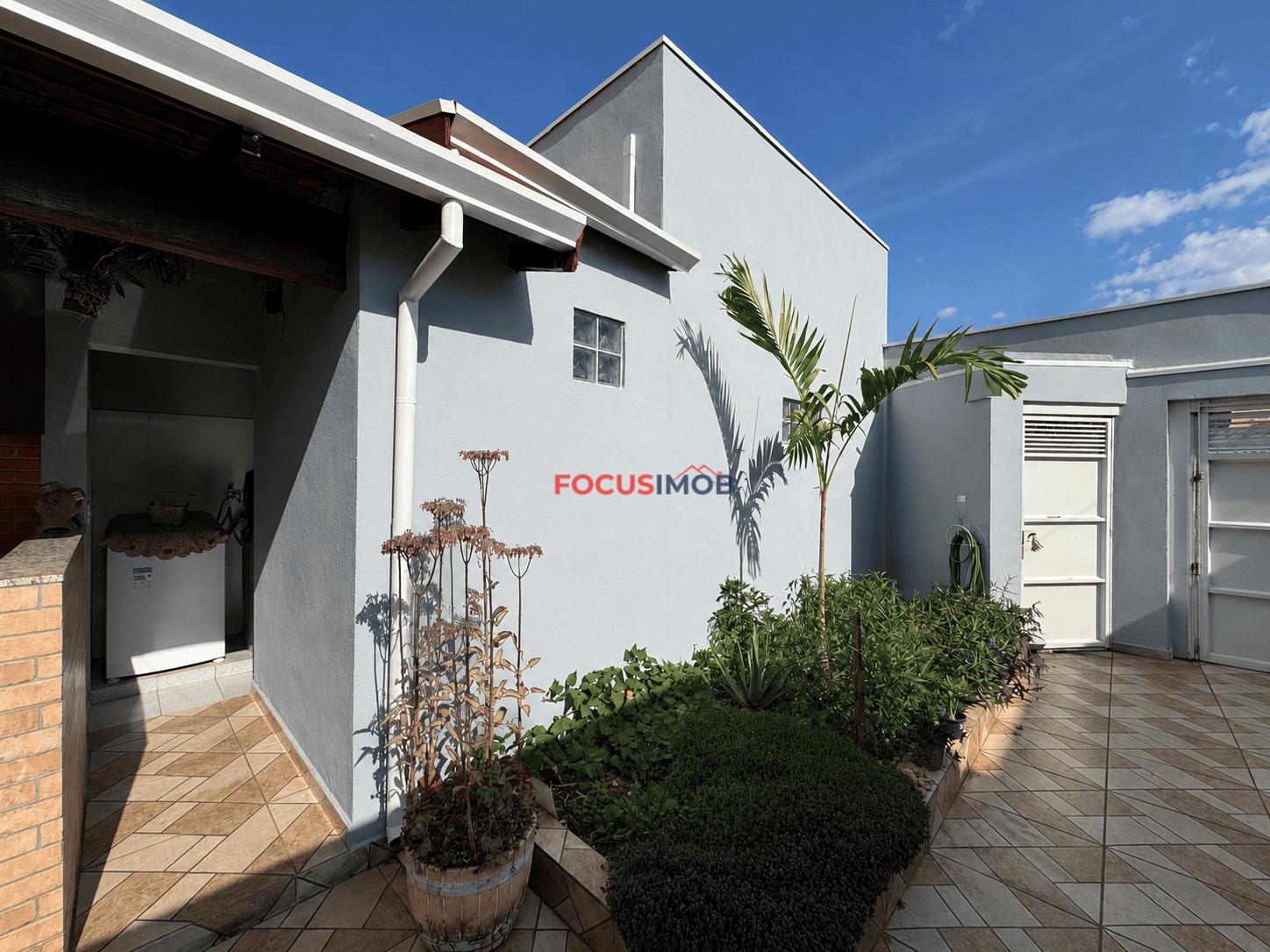 Casa à Venda com 3 Dormitórios, Suíte, Churrasqueira e Ponto Comercial