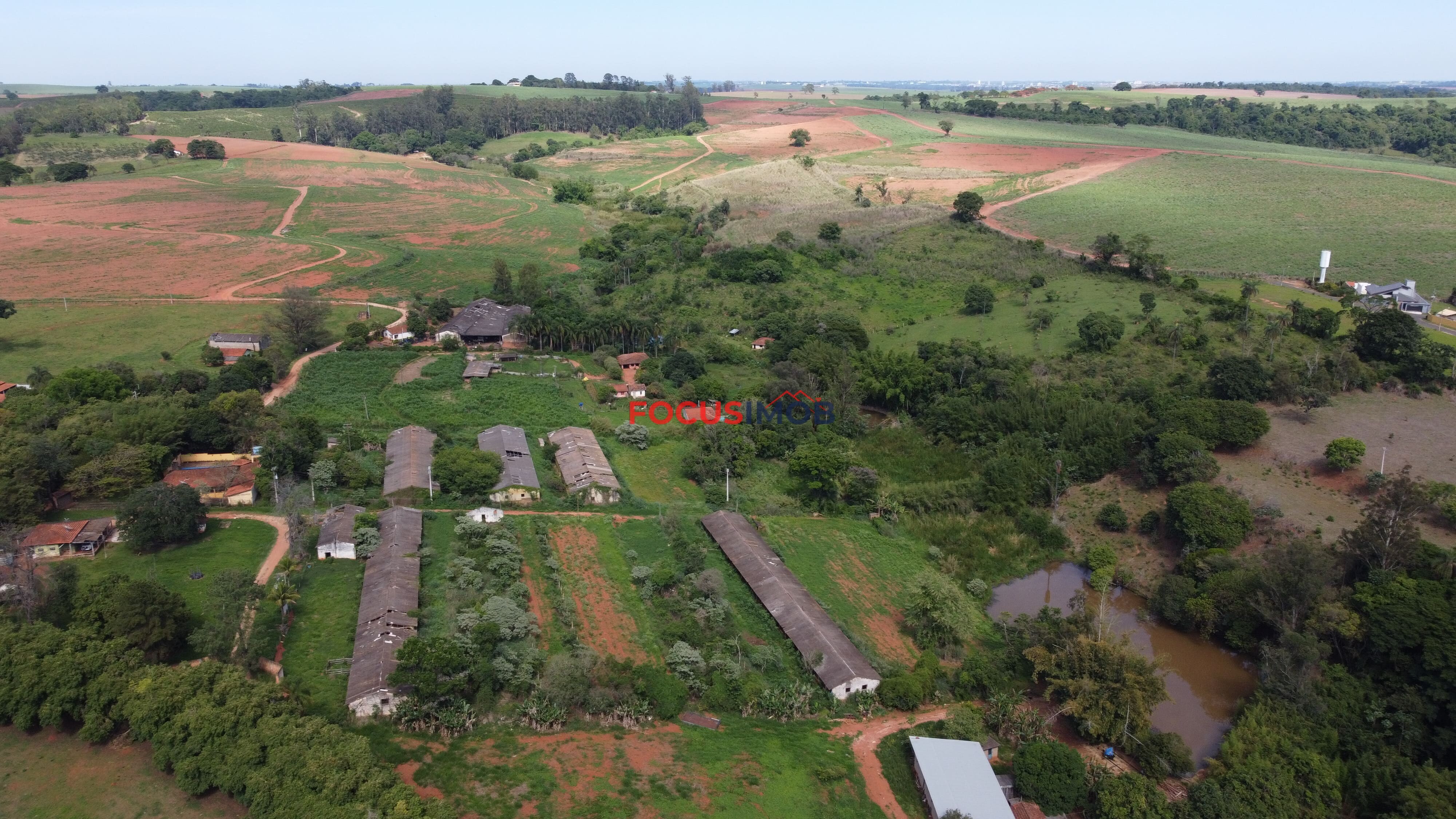 Sítio com casa colonial em excelente localização