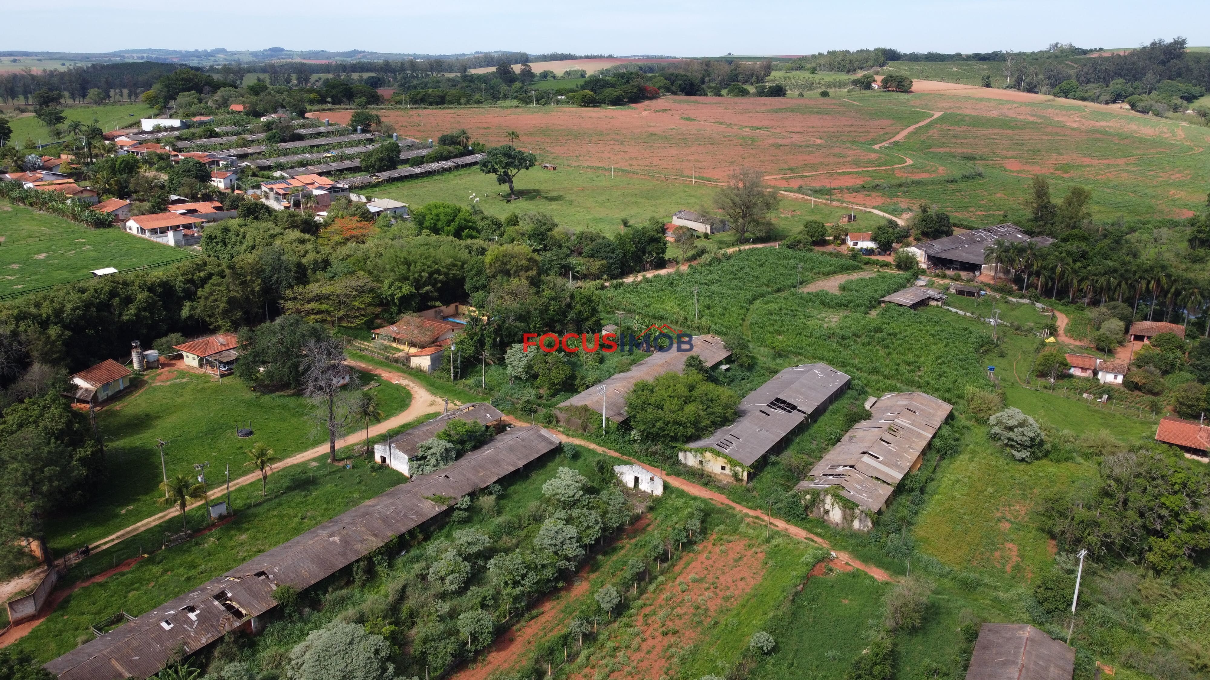 Sítio com casa colonial em excelente localização