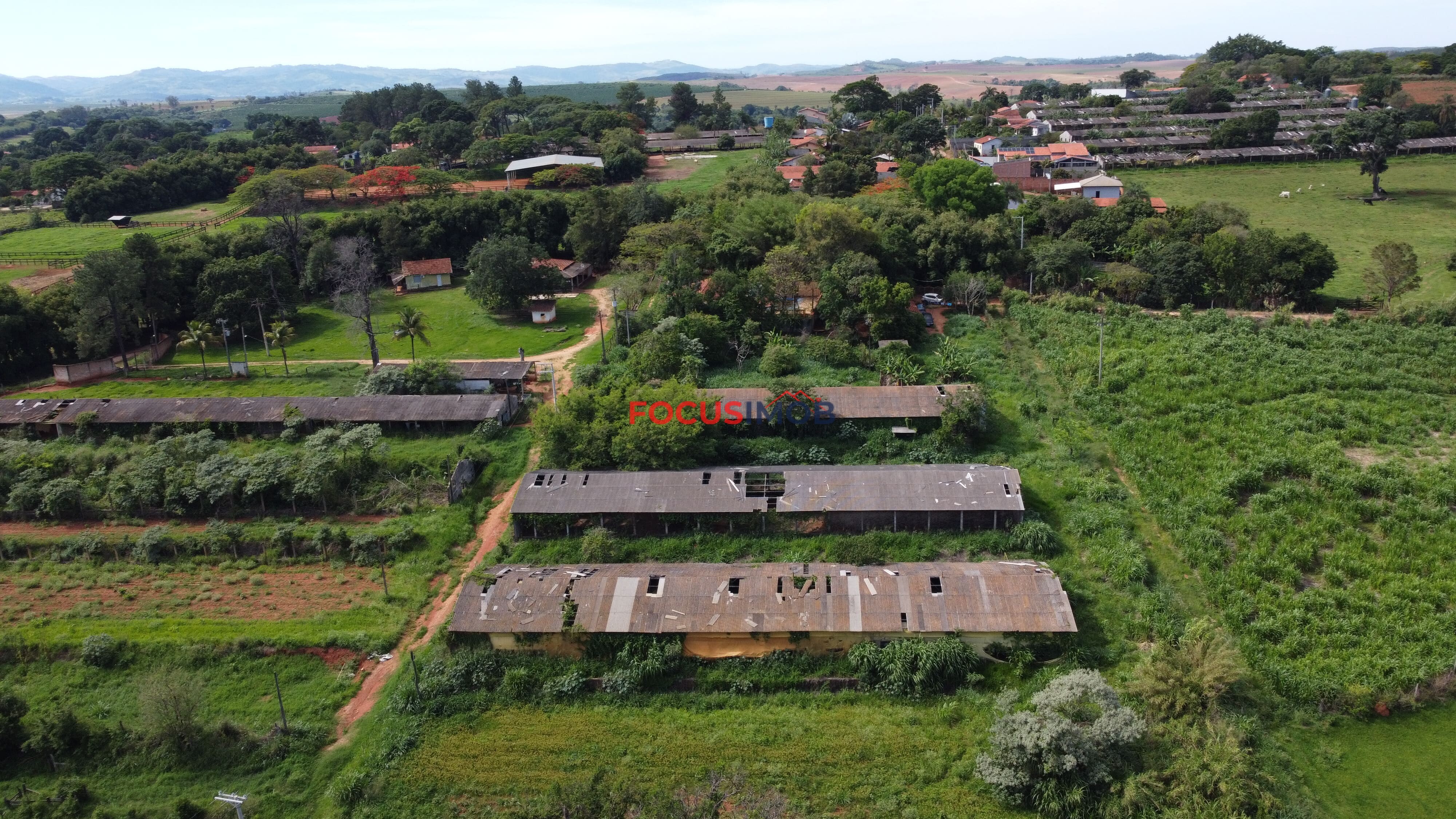 Sítio com casa colonial em excelente localização