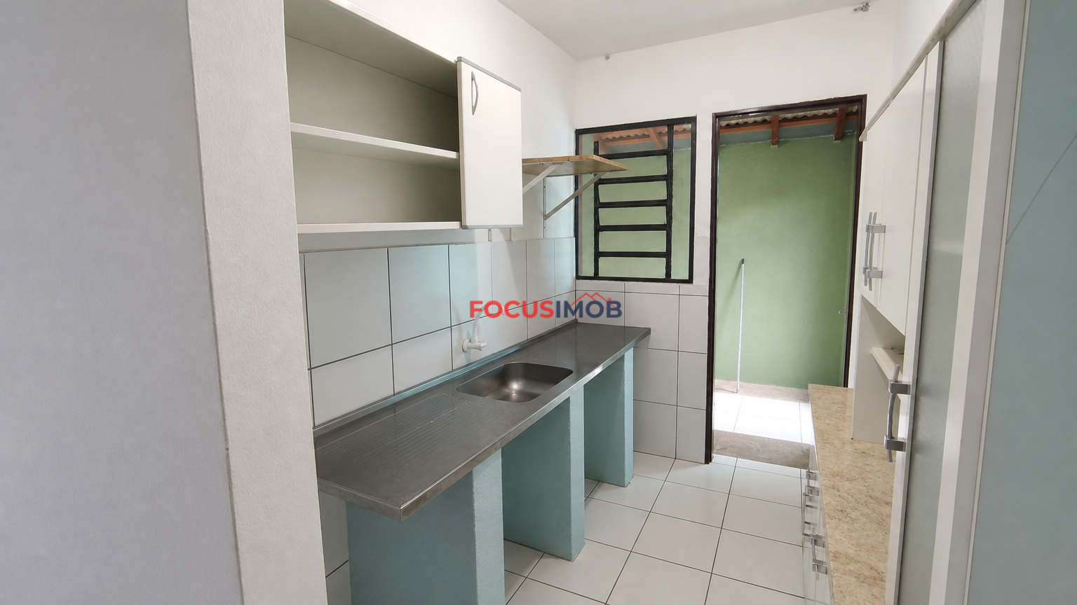 Casa de dois dormitórios à venda