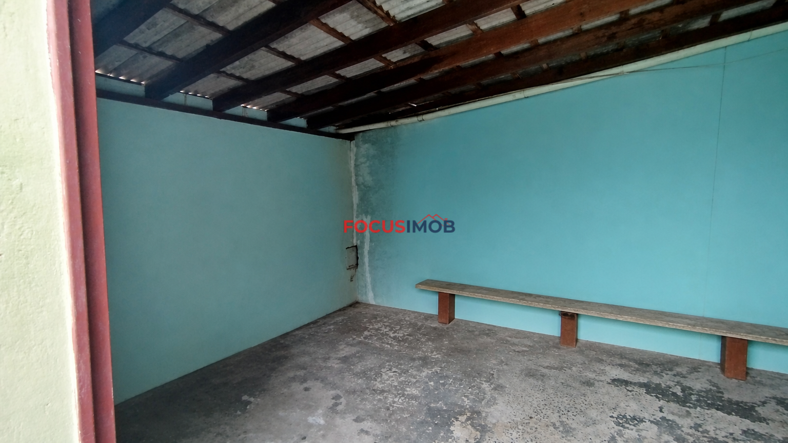 Casa de dois dormitórios à venda