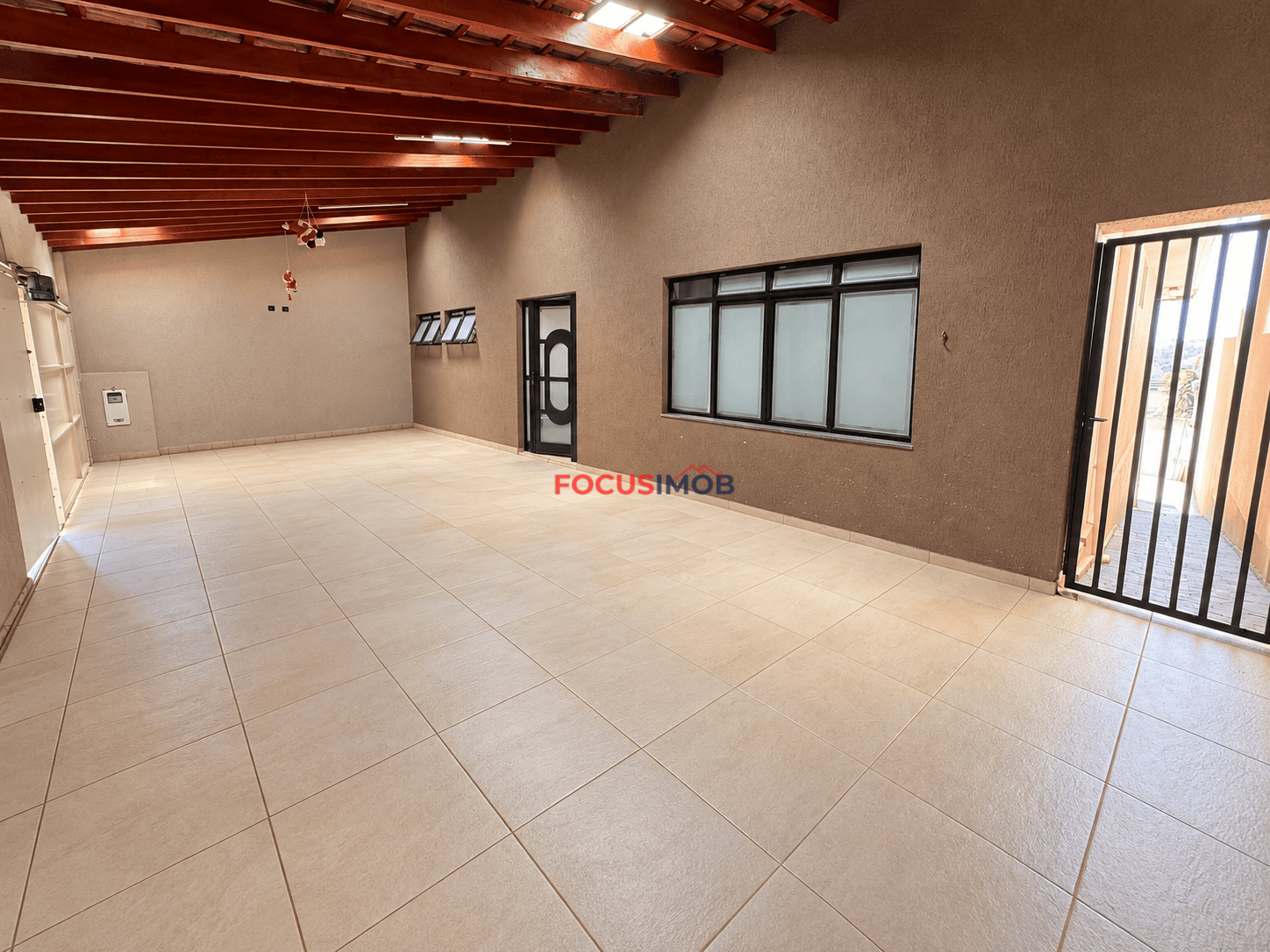 Casa com 3 Quartos, Closet e Garagem para 3 Carros – Jardim Itacolomy