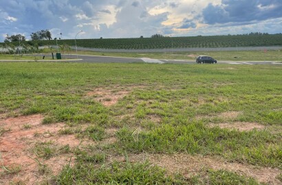 TERRENO NO CONDOMINIO RESIDENCIAL FLOR D`ALDEIA MOGI MIRIM ACEITA PERMUTA CARRO E UMA PARTE EM DINHEIRO