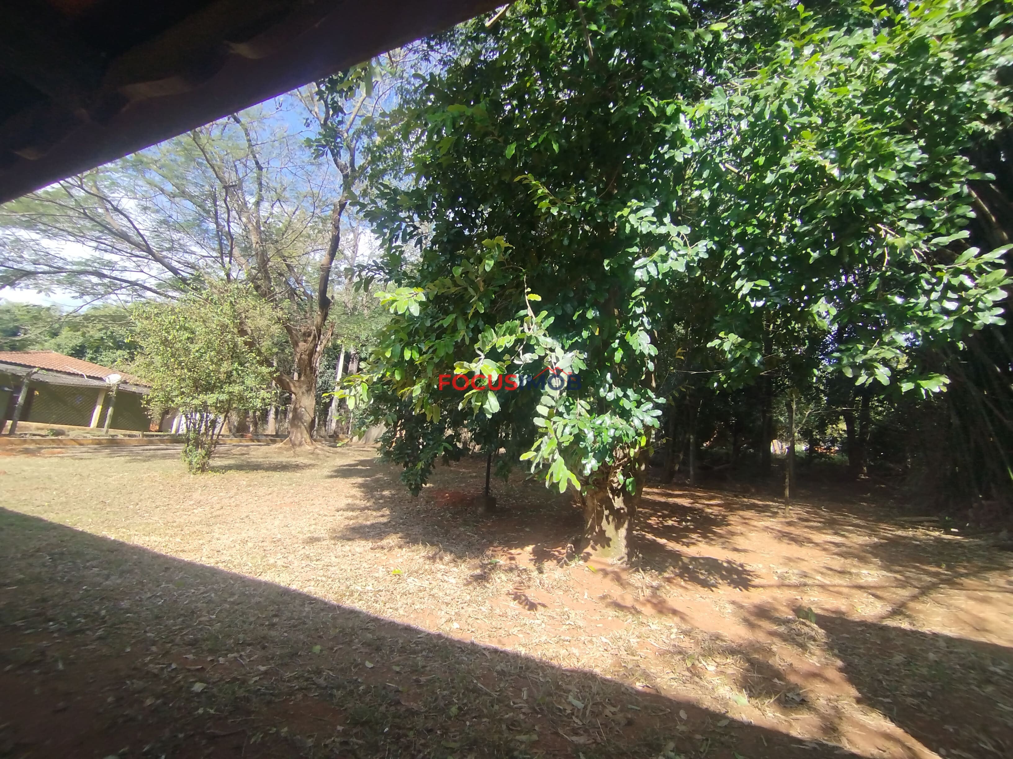 Sítio com casa colonial em excelente localização