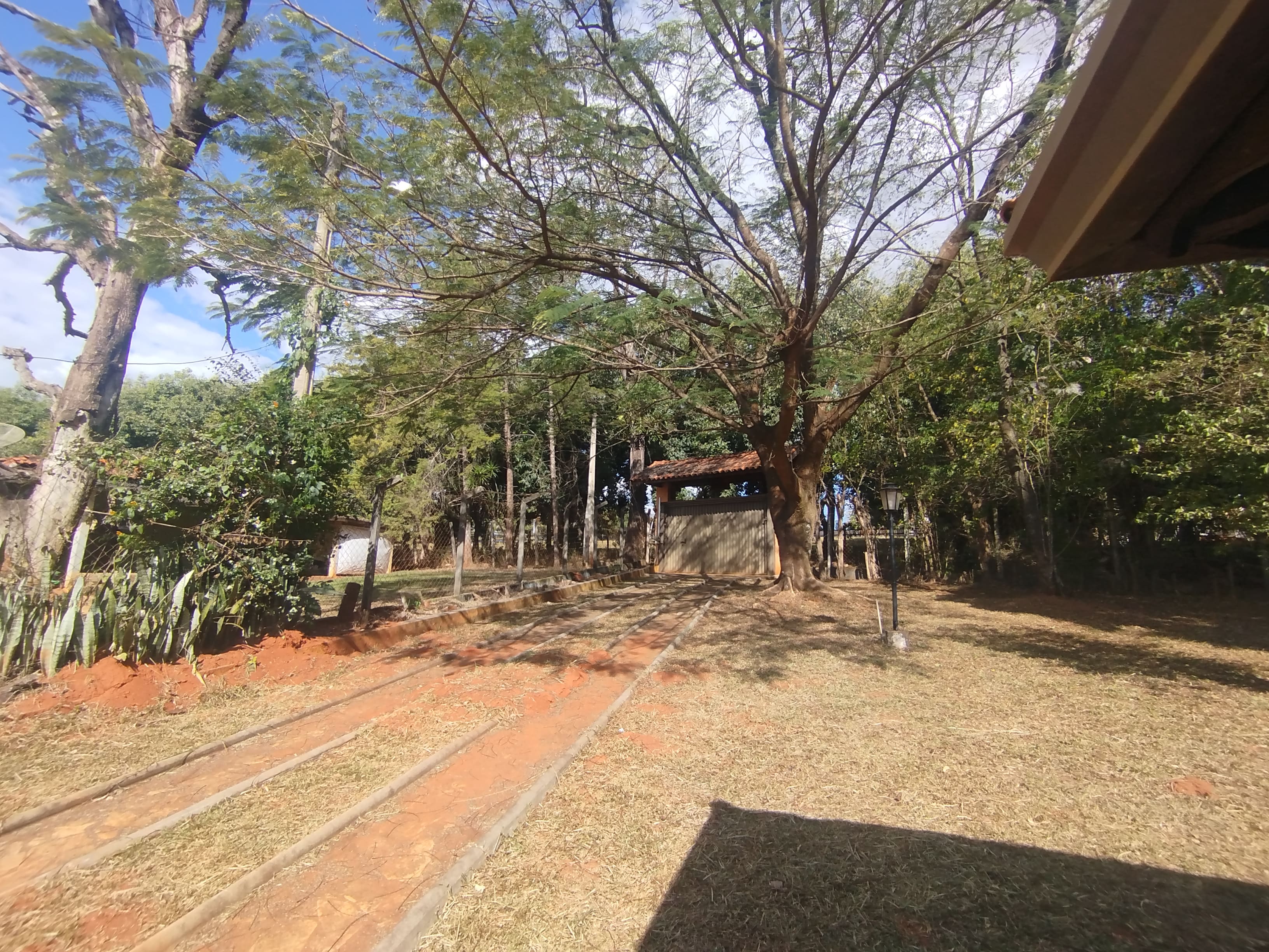 Sítio com casa colonial em excelente localização