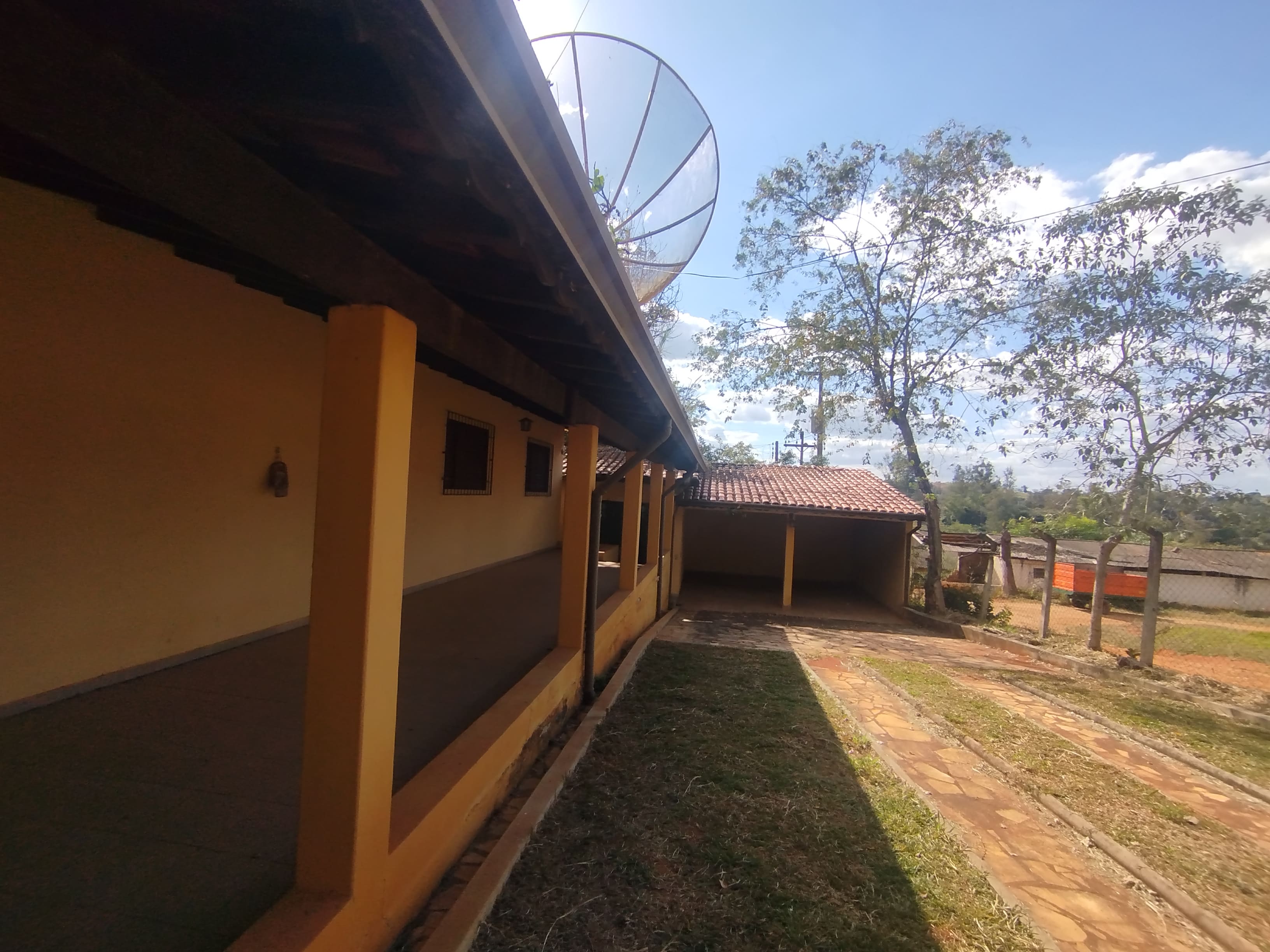 Sítio com casa colonial em excelente localização