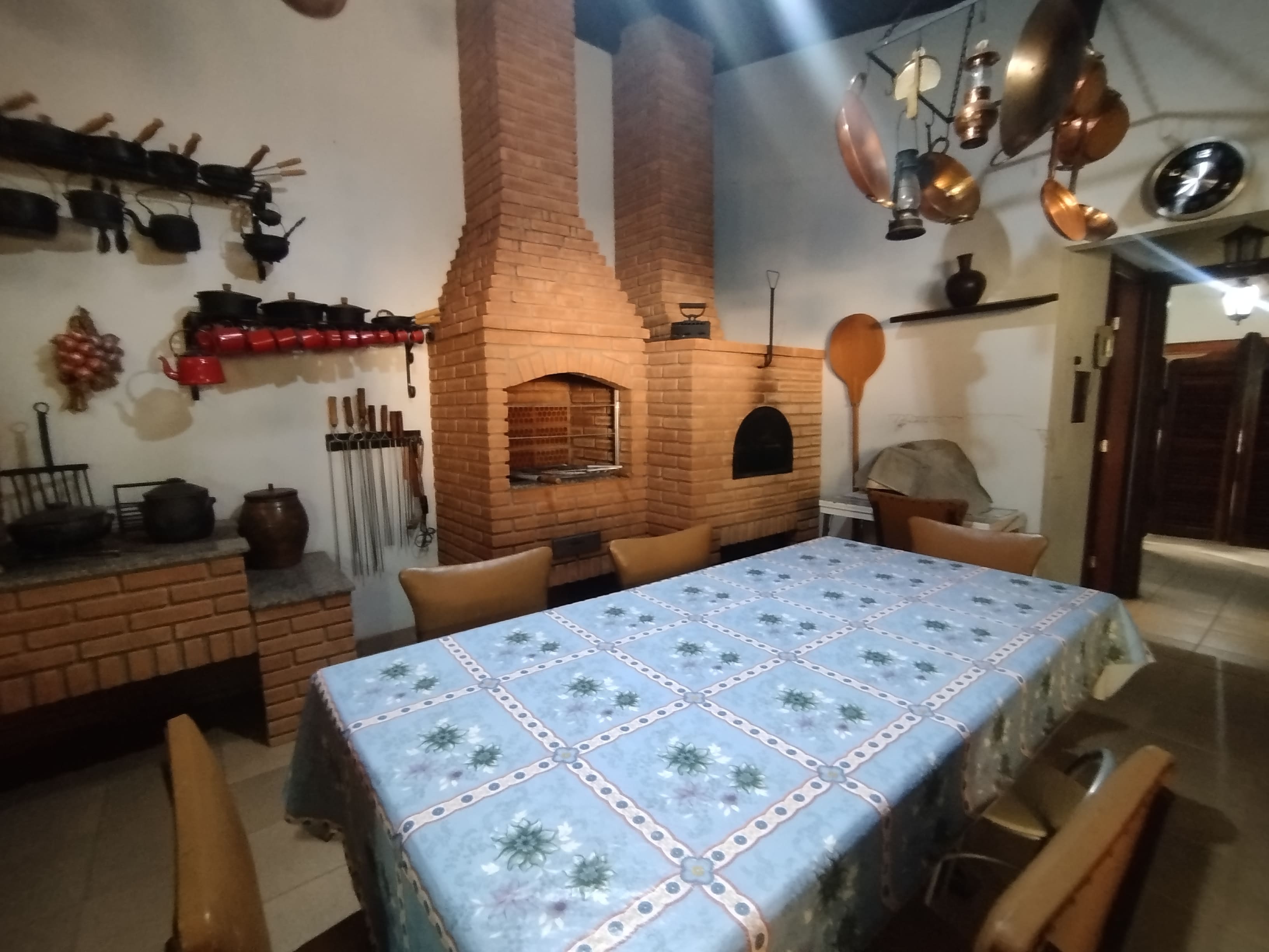 Sítio com casa colonial em excelente localização