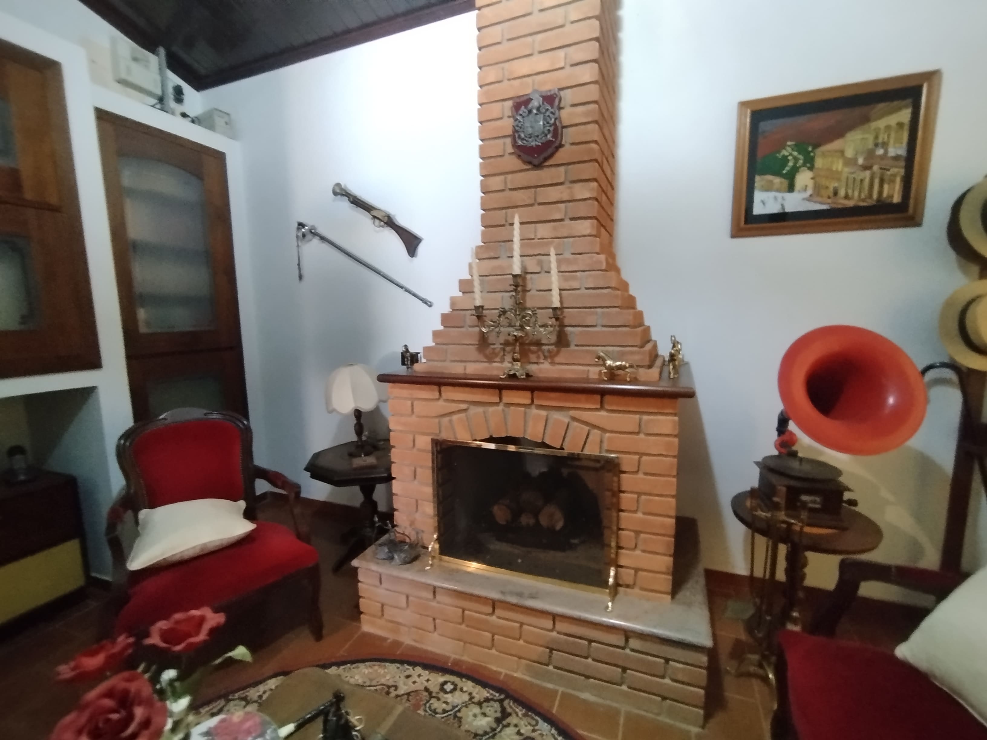 Sítio com casa colonial em excelente localização