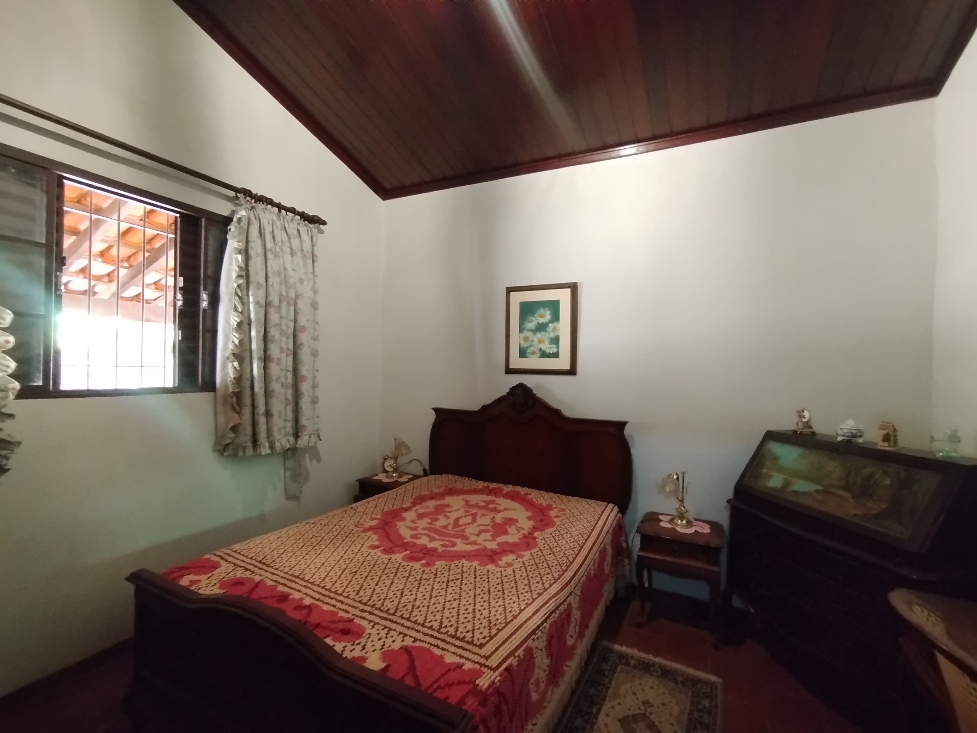 Sítio com casa colonial em excelente localização