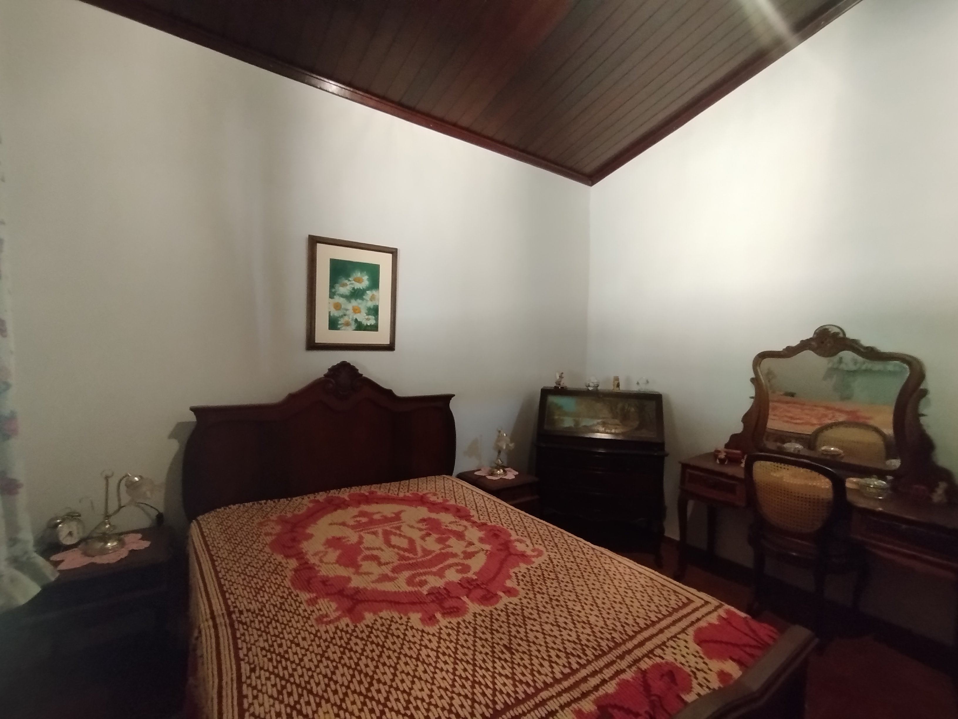 Sítio com casa colonial em excelente localização