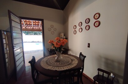 Sítio com casa colonial em excelente localização