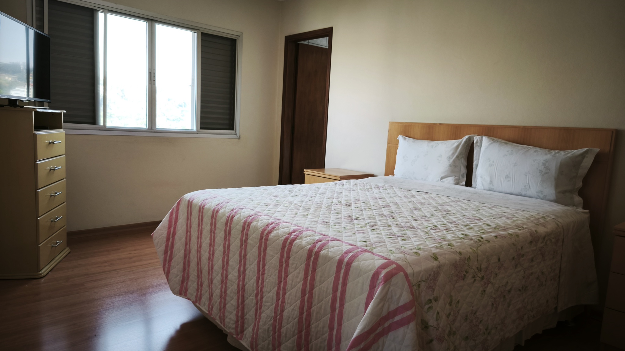 Apartamento Espaçoso e Arejado, com 3 Quartos (2 Suítes), próximo à Fonte Di Trevi, em Serra Negra!