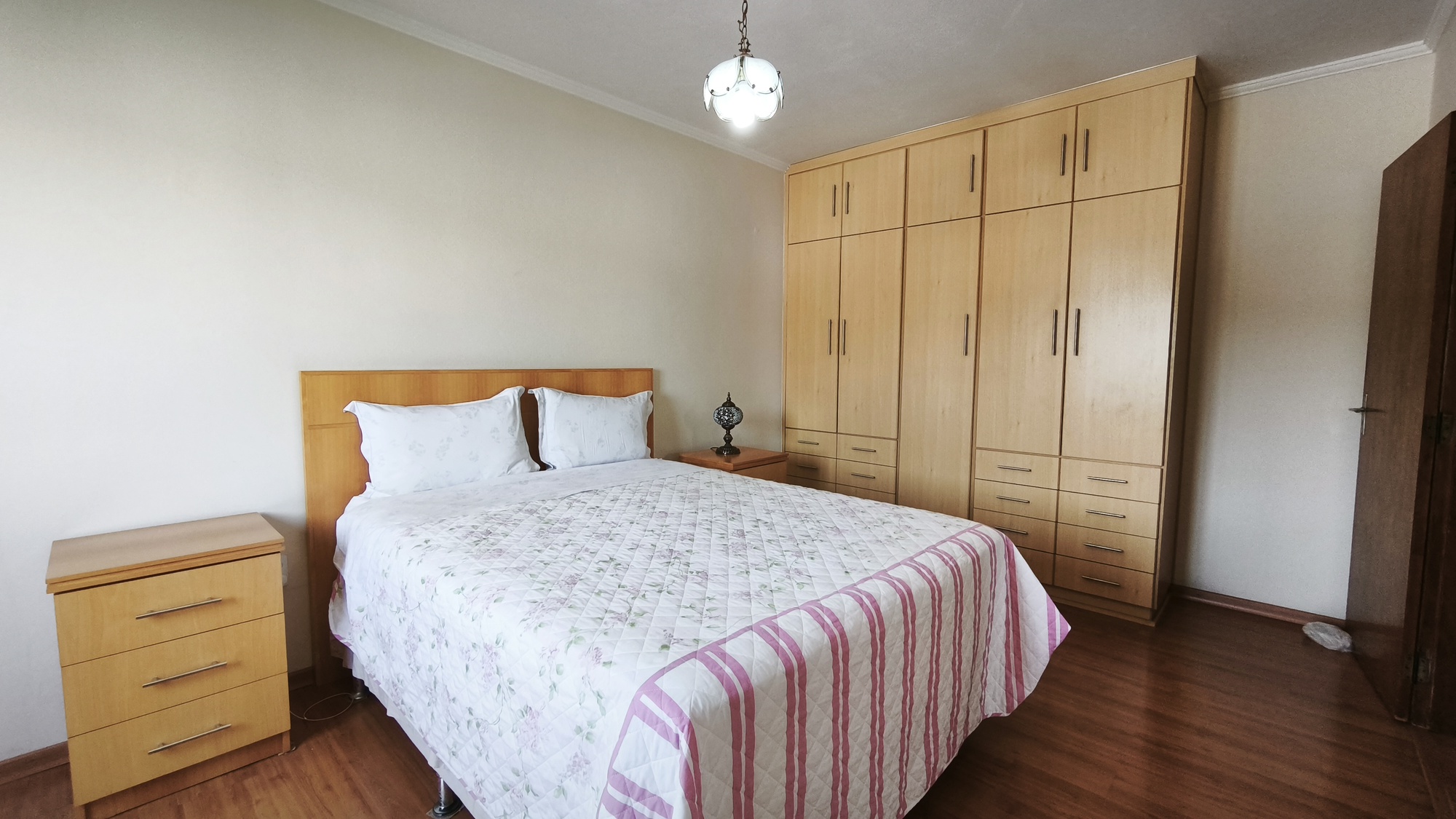 Apartamento Espaçoso e Arejado, com 3 Quartos (2 Suítes), próximo à Fonte Di Trevi, em Serra Negra!